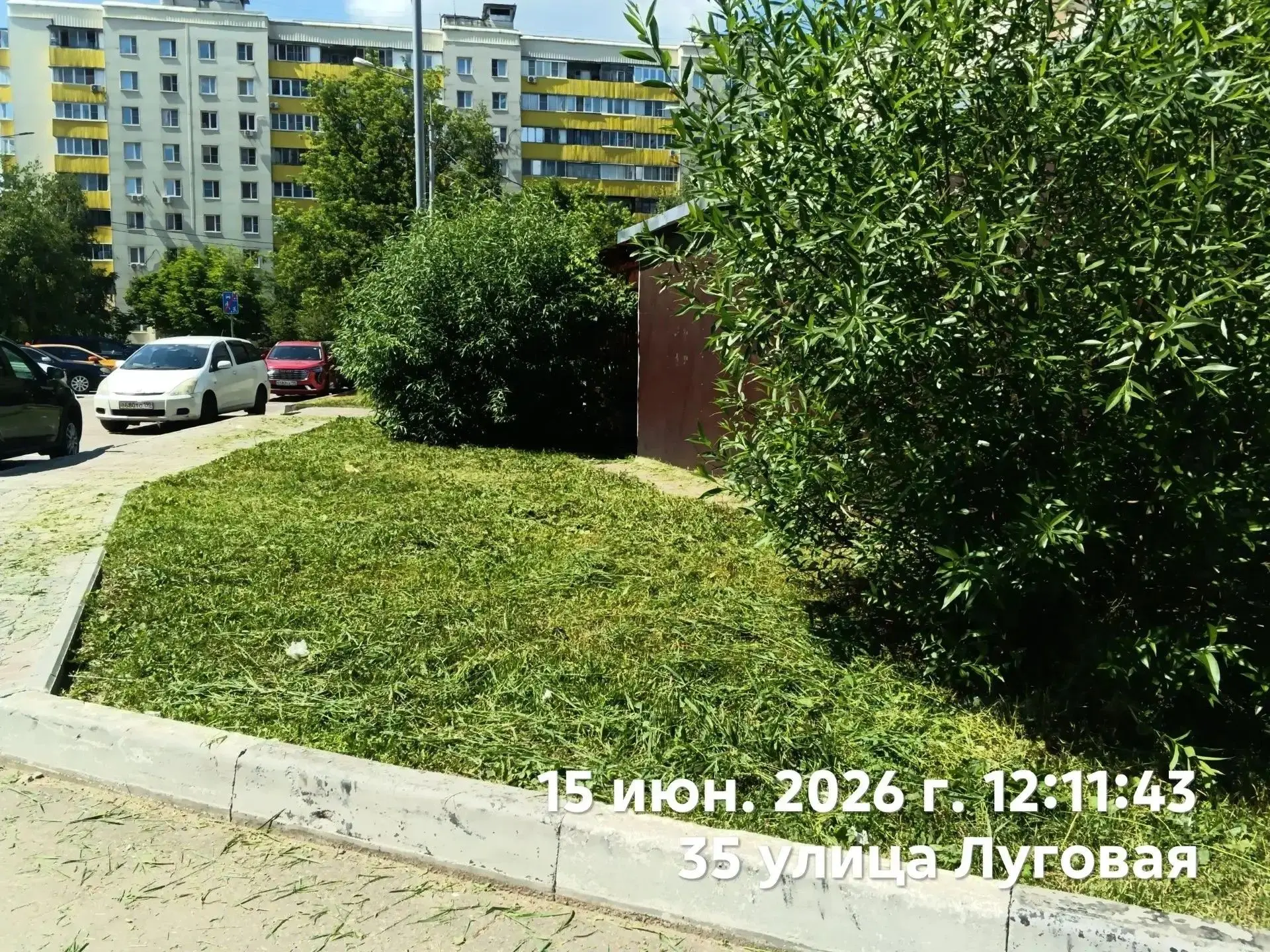 Проводятся работы по своевременному покосу травы во дворах.

#уборкатерритории #управляющаякомпания 