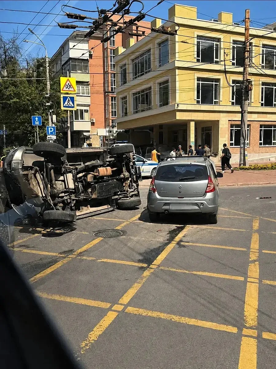 ⚠️ Кадры с места ДТП на Ворошиловском/Красноармейской, где машина военной полиции столк...