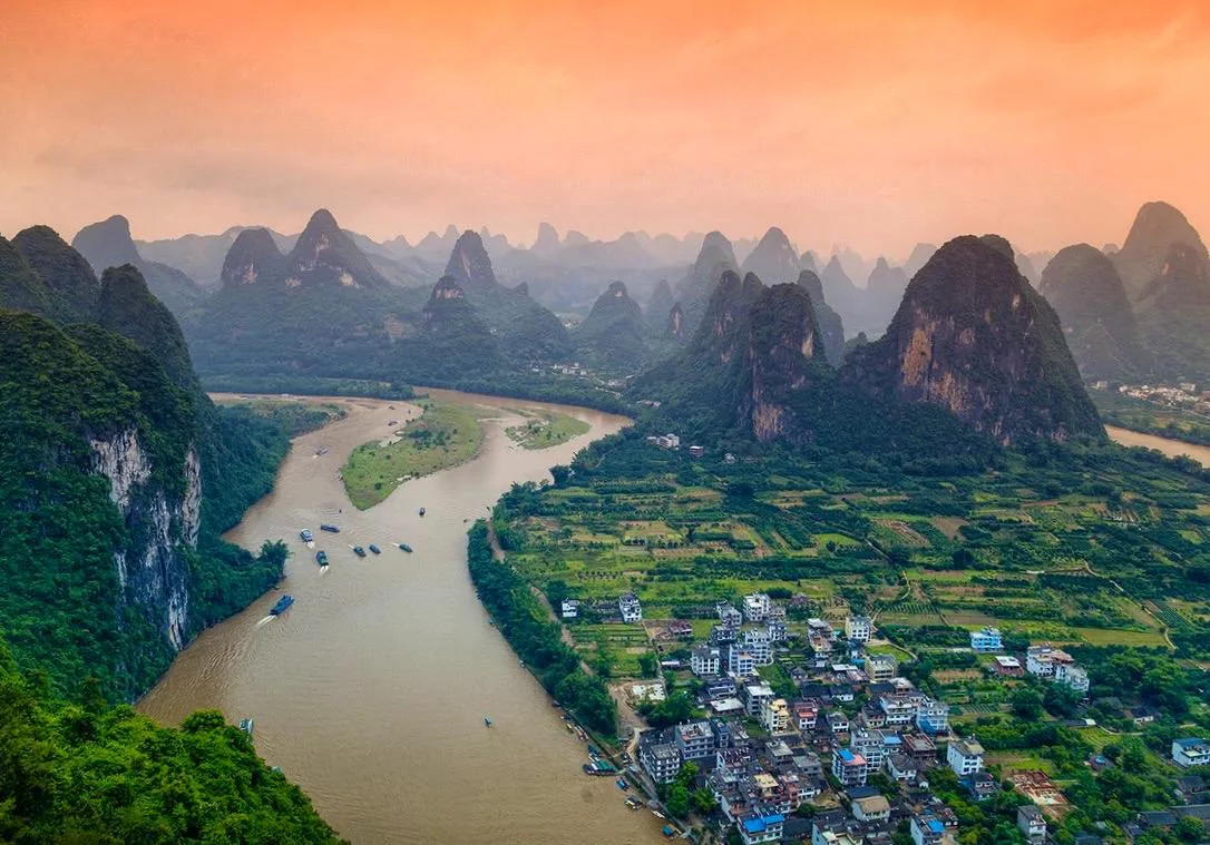 Гуйлинь, Китай 🇨🇳  🔹 Гуйлинь - город, получивший широкую известность благодаря необыкновенным, почти