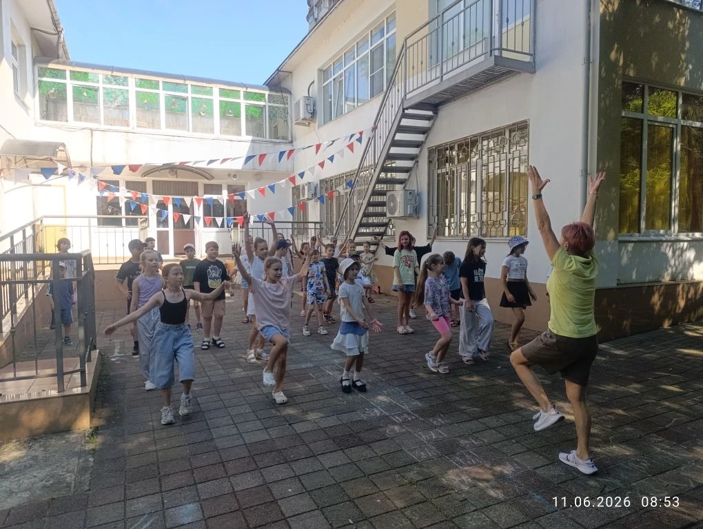 Пришкольный лагерь. Одиннадцатый день в 1 отряде начался с бодрой зарядки на свежем воздухе! 🏃‍♂️🏃