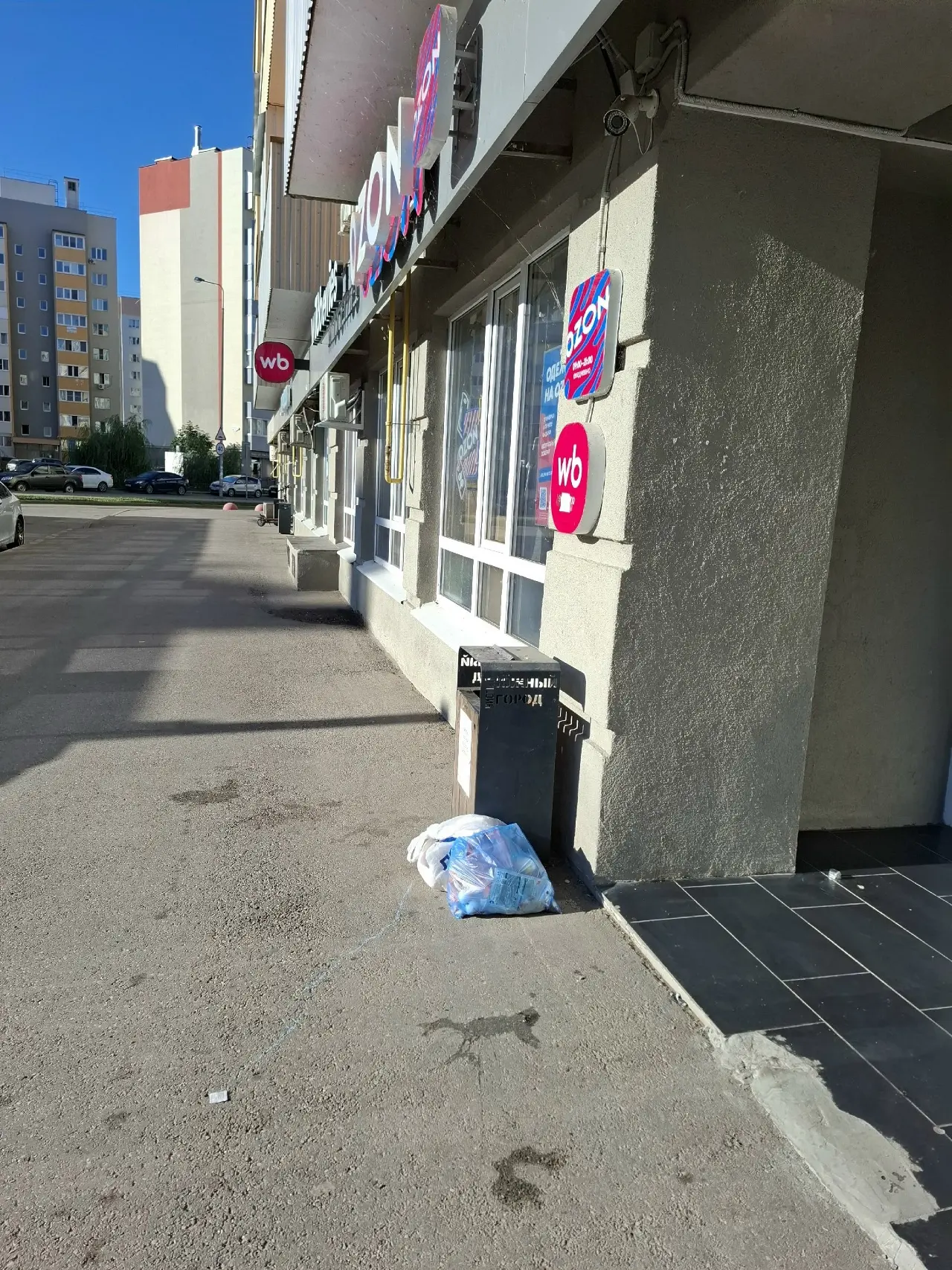 Как бороться со свиньями, которые домашний мусор подкидывают к урнам около магазинов?
