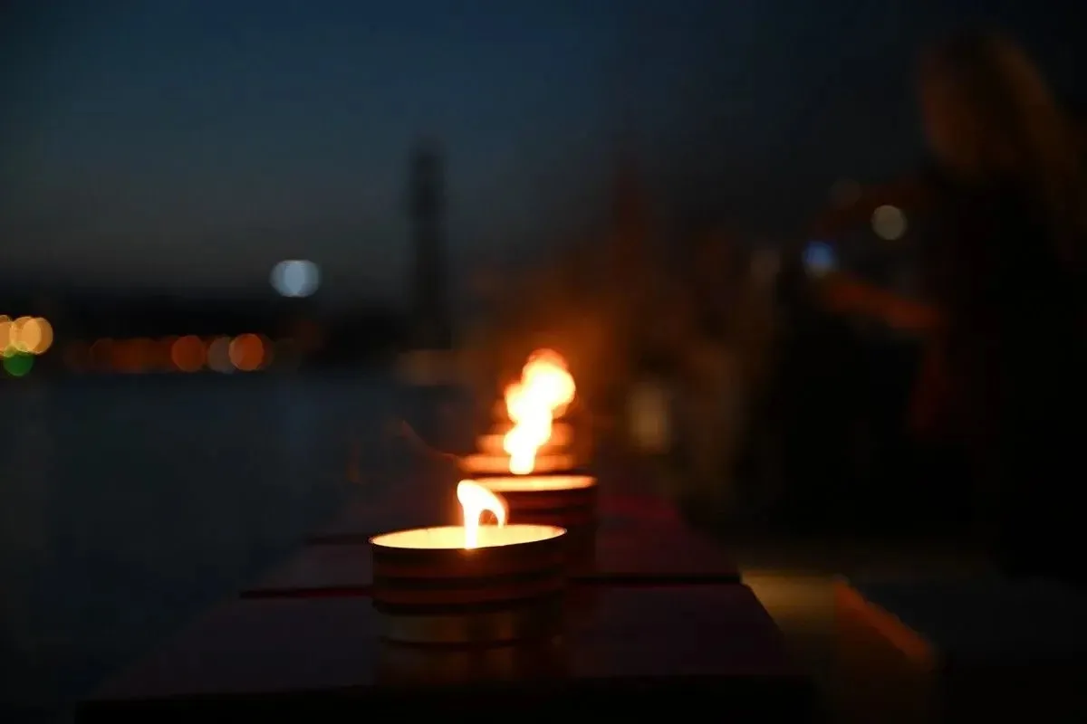 «Линия памяти»: в Москве зажглись 1418 свечей