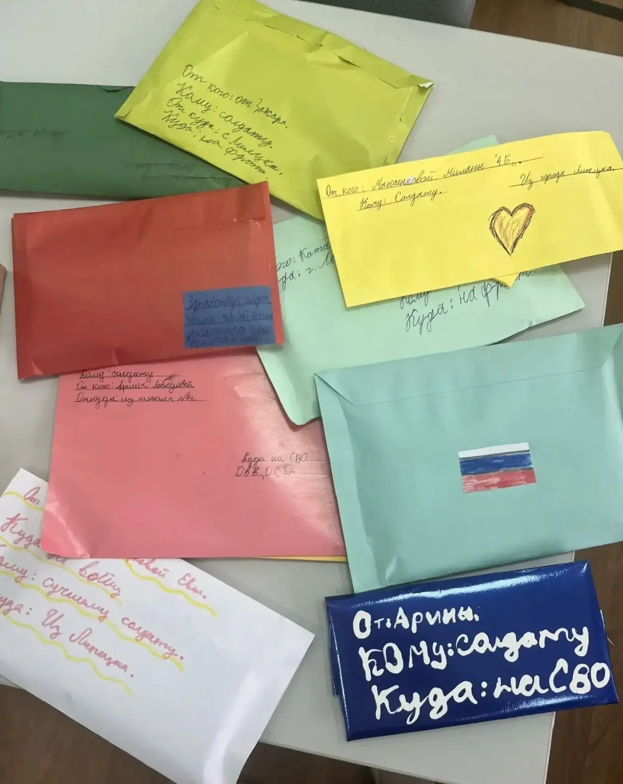 Учащиеся 4Б класса к празднику Победы написали письма на фронт и вложили в конверты сладкие подарки.