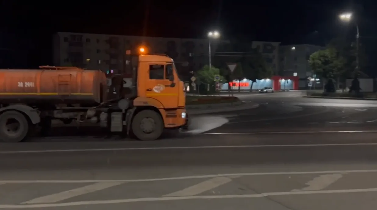 Ночью специалисты управления благоустройства продолжают свою работу 🚜💦

Тракторы подмели почти 200