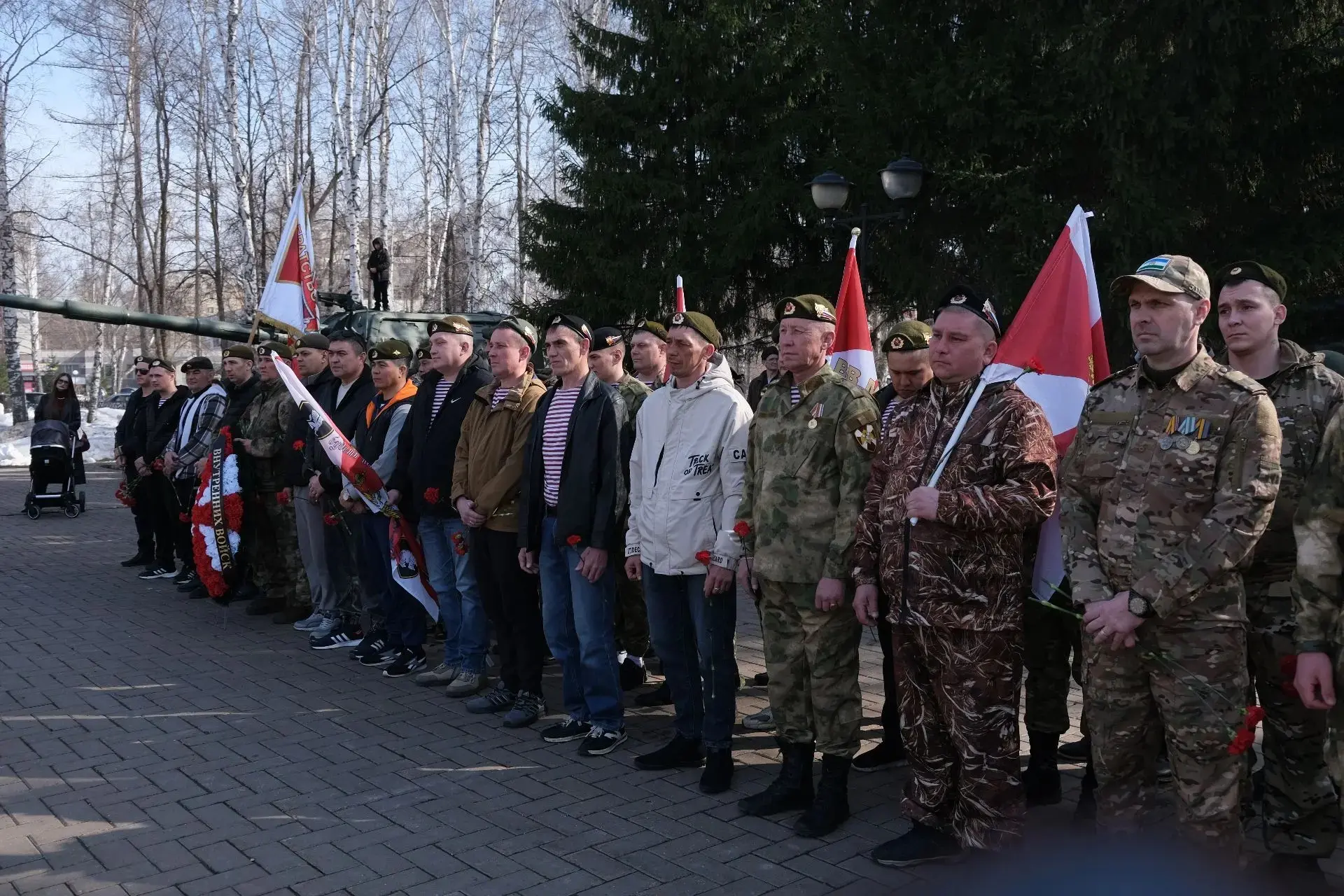 Сегодня, в День  войск национальной гвардии России, в парке Победы возложили цветы к стеле воинам-ин