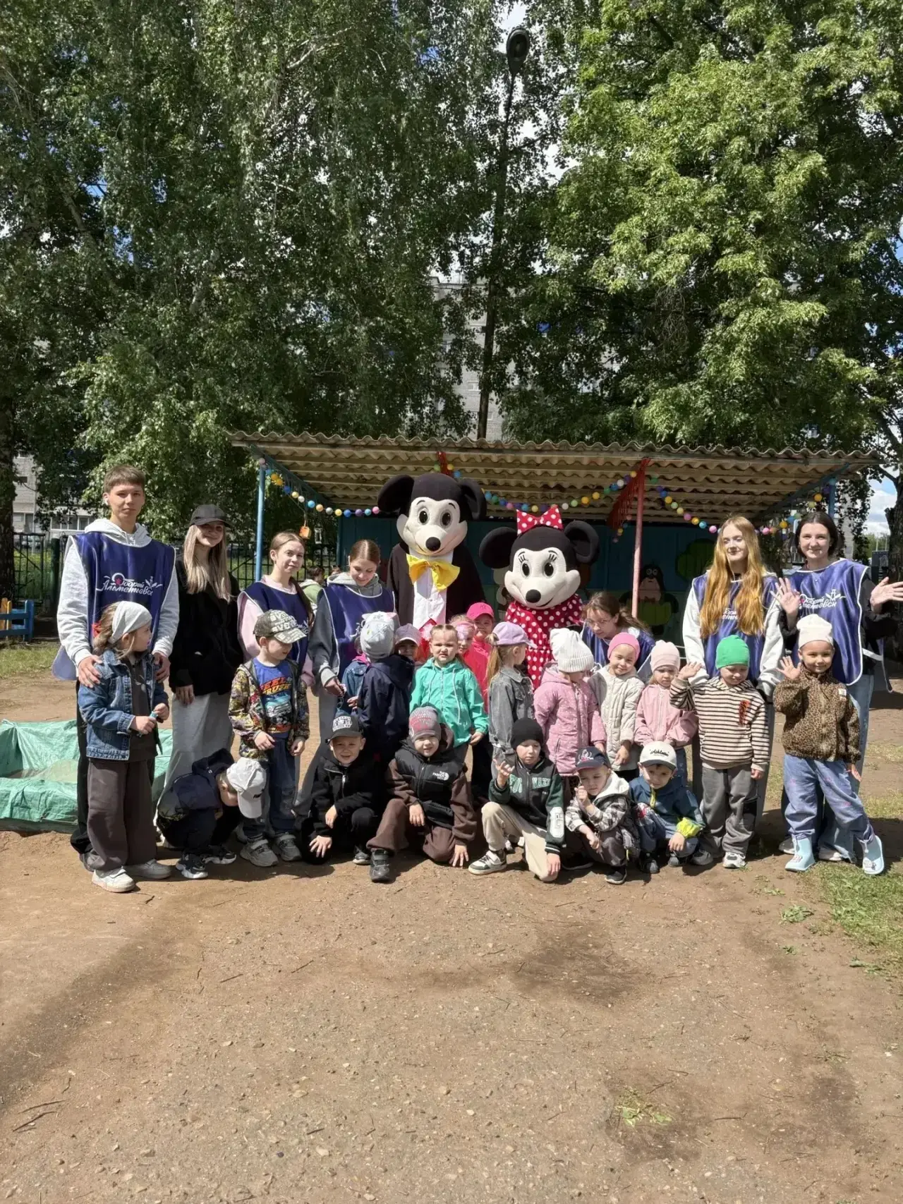 В группе №3 «Ягодки» 🍒 и в группе №4 «Пчёлки» 🐝 произошло нечто волшебное! Волонтёры ...
