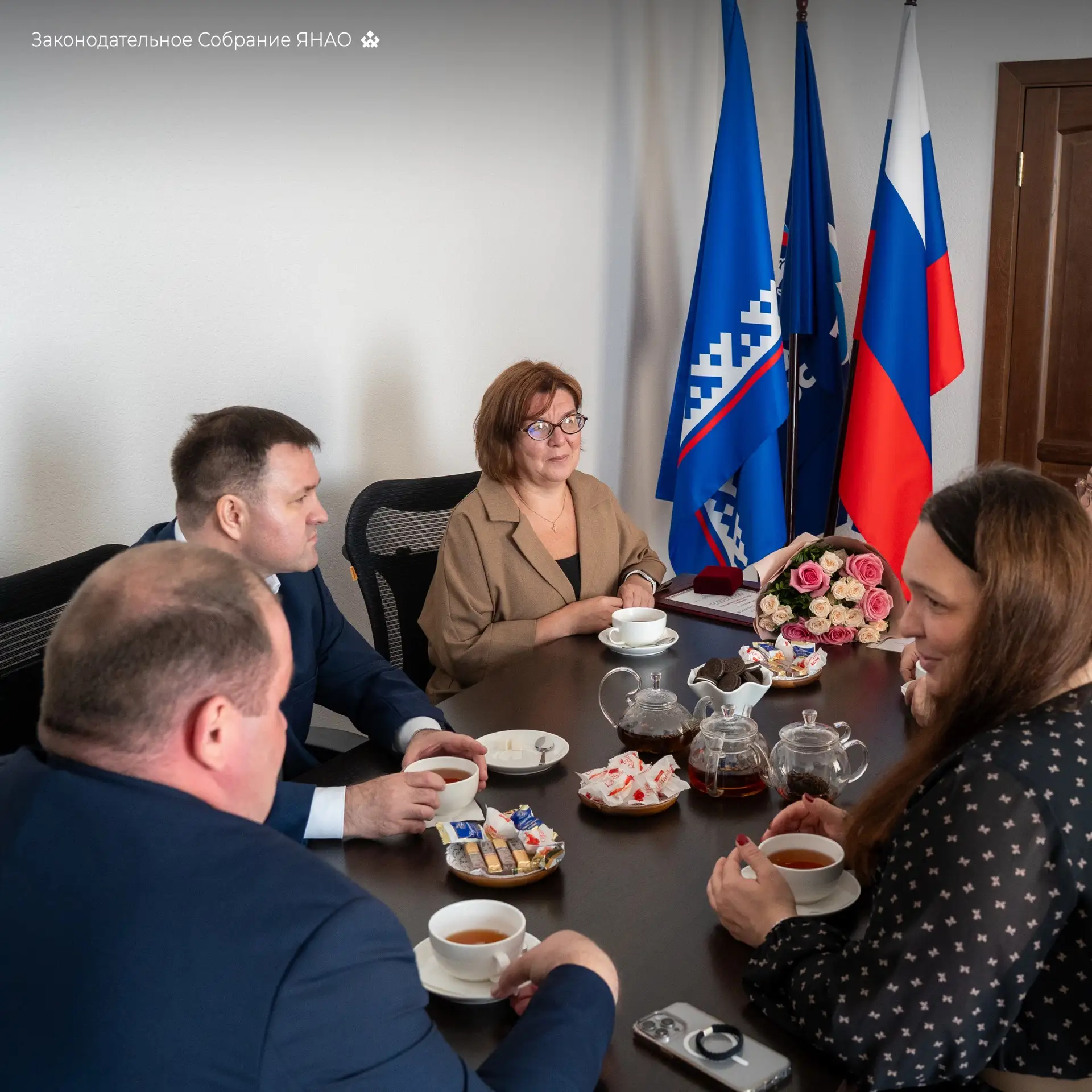 В заксобрании Ямала прошла встреча депутатов с директором регуправления Почты России Ол...