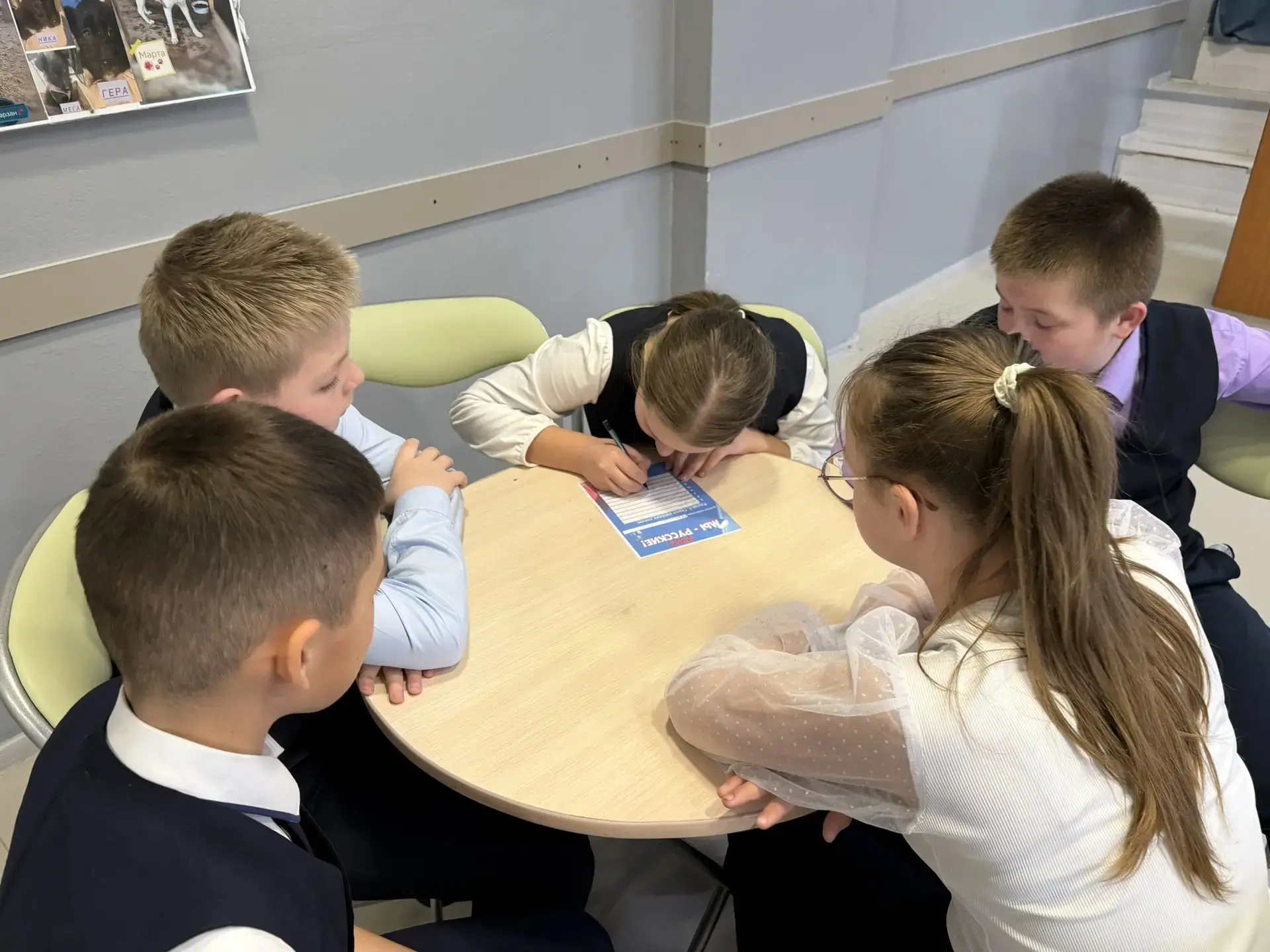 КВИЗ "МЫ - РУССКИЕ!" 🇷🇺👥   📚 Гимназия №259 вновь стала центром добрых дел! Команда «Лидер» не только