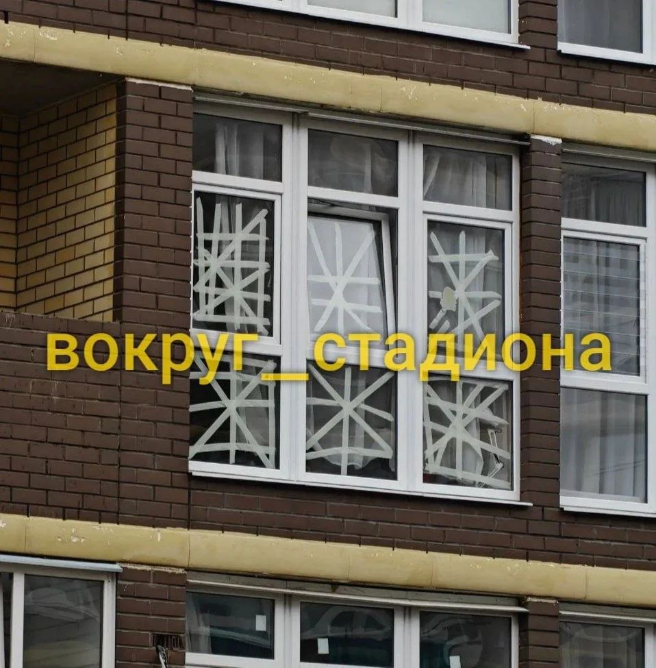 Жители нашего района обклеивают окна скотчем.