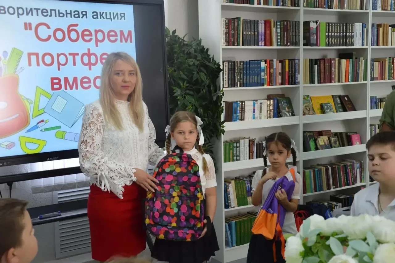 Финальным аккордом мероприятия стало вручение рюкзаков с канцелярскими принадлежностями...