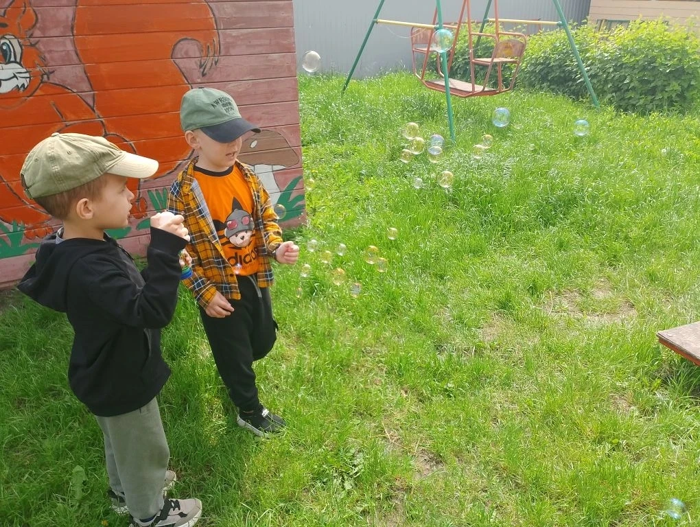 Летом в детском саду прогулка превращается в настоящий праздник. Дети с восторгом строят замки из пе