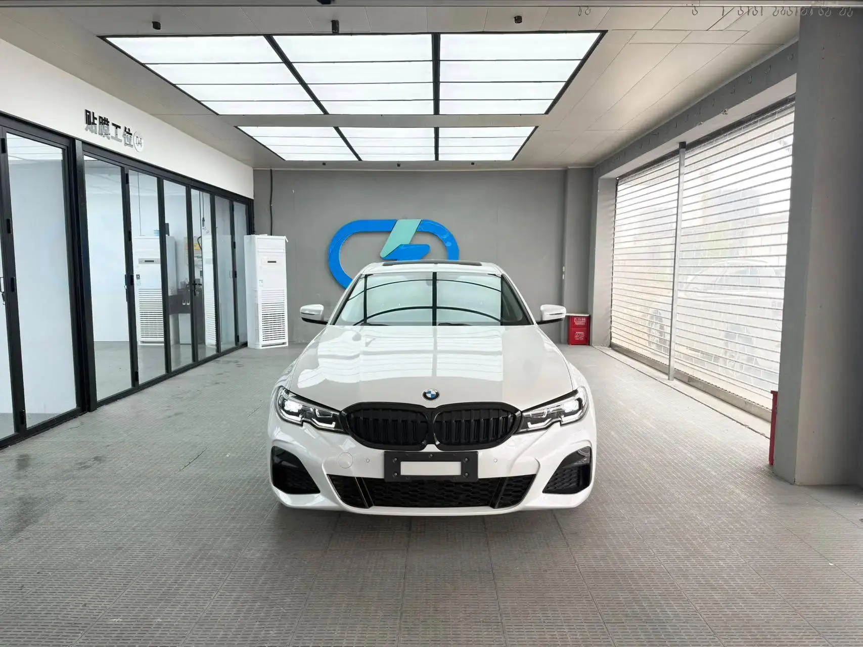 Для самых быстрых BMW 320Li M Sport 2022 Цвет: белый Салон: коричневый Дата… — публикация канала «Лега Авто»