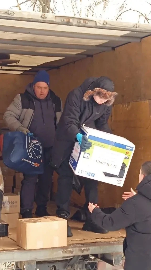 Не словом, а делом! Наши богатыри 11А класса оказали помощь в погрузке гуманитарной помощи организац