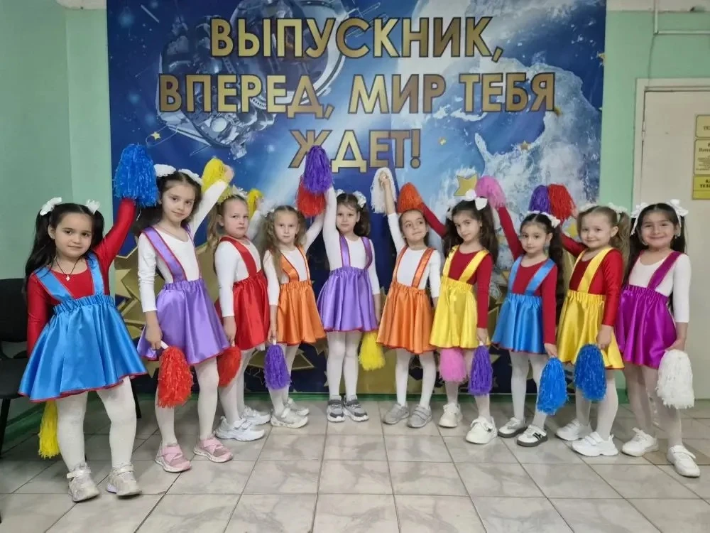 Юные артисты туапсинской «Радуги» на торжественной линейке в школе микрорайона Звездный. 
 
Ярким и 