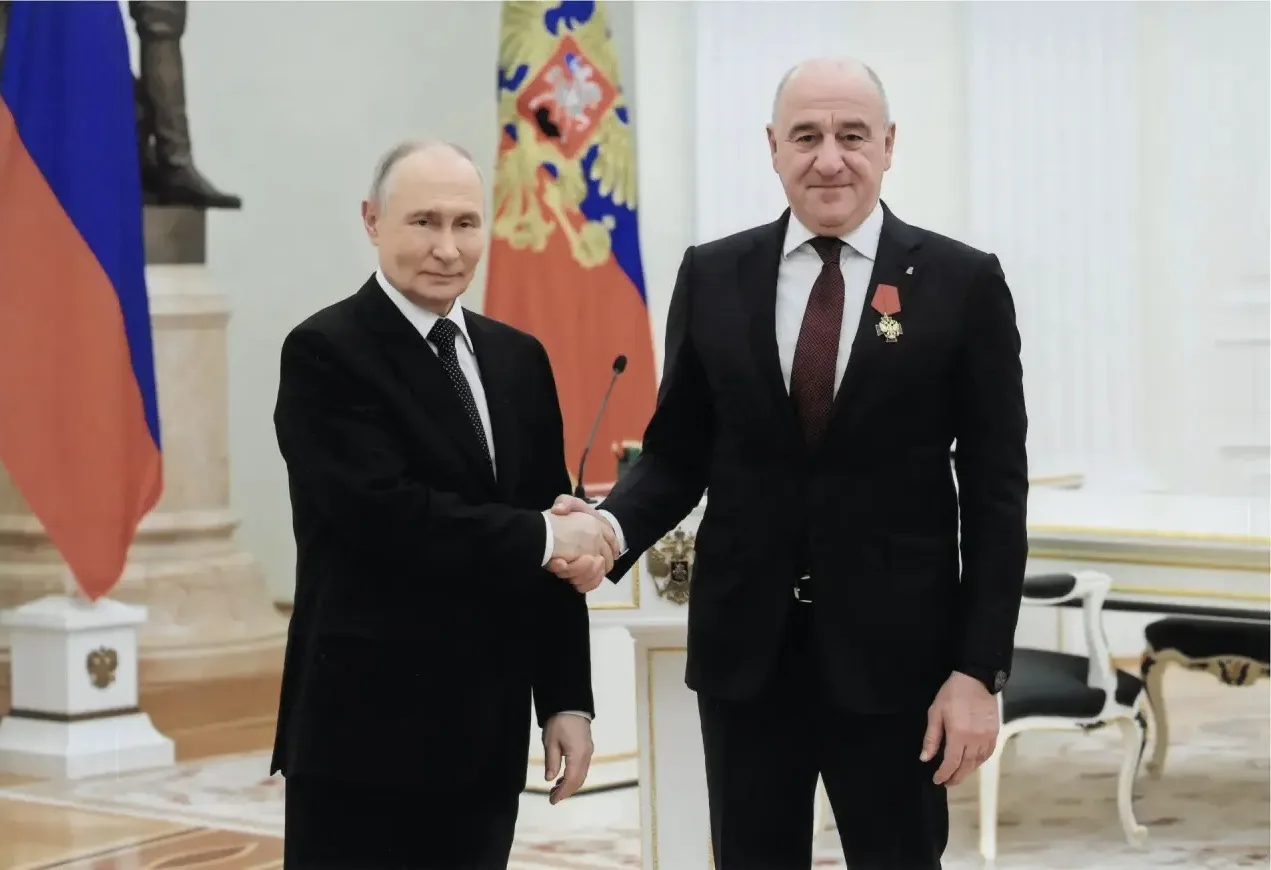 Президент России Владимир Путин вручил Главе Карачаево-Черкесии Рашиду Темрезову орден «За заслуги п