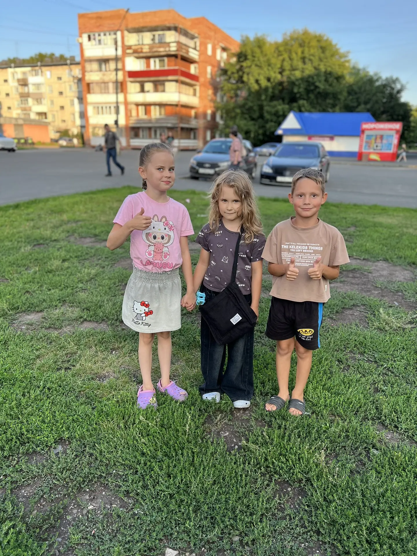 Гуляем, встретили девочку из садика!