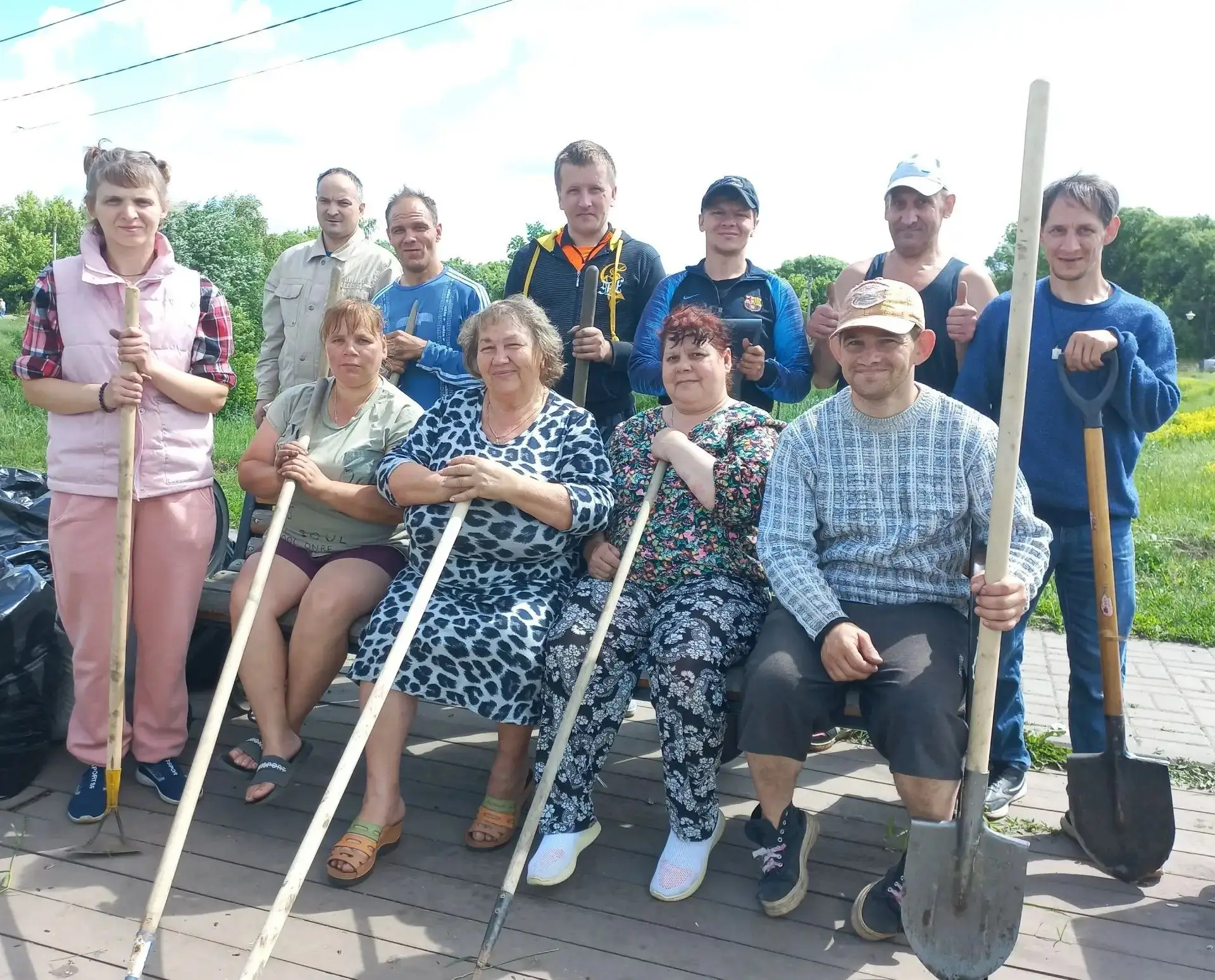 Сегодня проживающие ОБУССОКО «Щигровский дом социального обслуживания» потрудились на ивовой аллее н