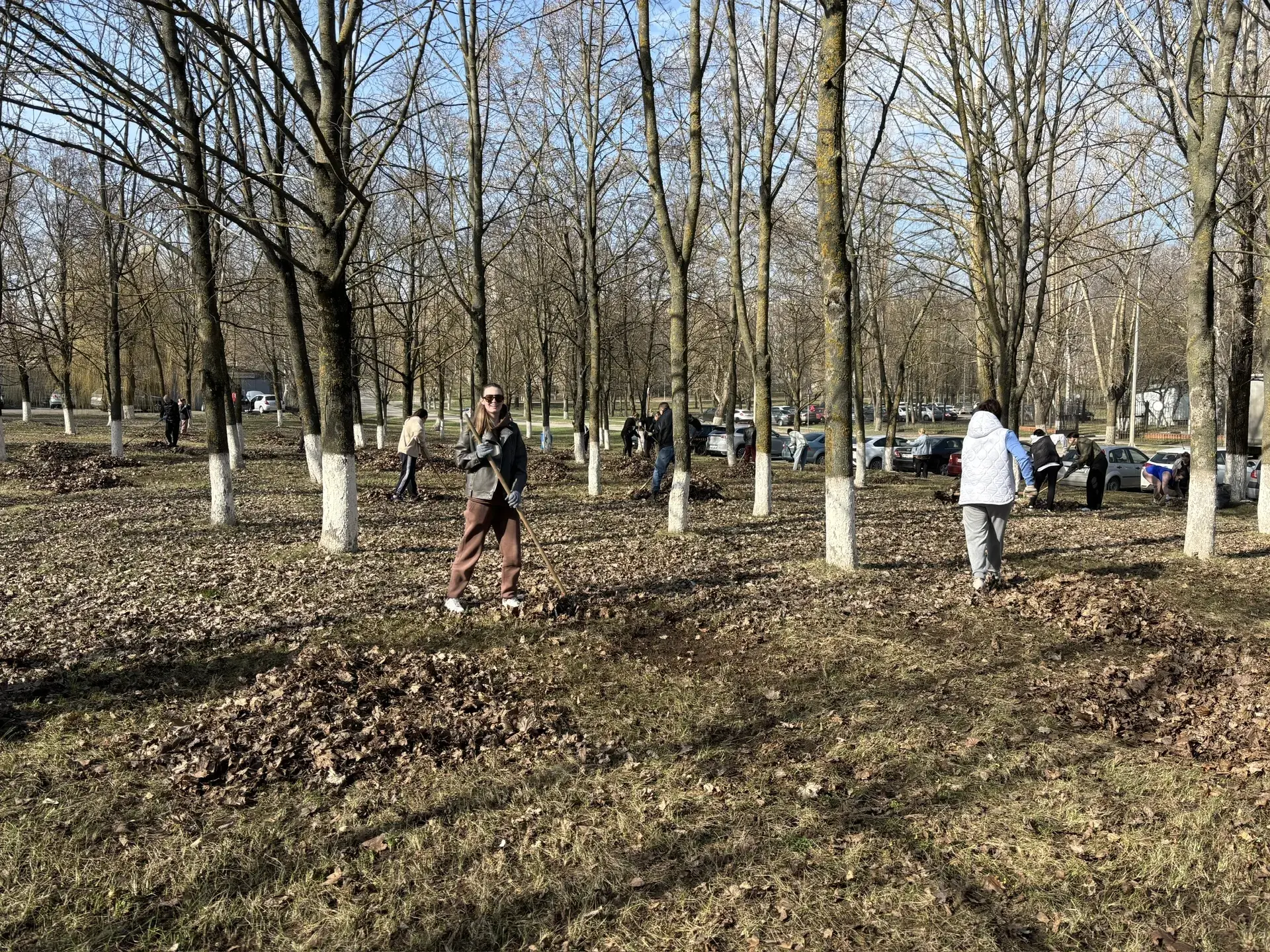 Педагоги школы вчера активно участвовали в общегородском субботнике. Вооружившись перчатками и мешка