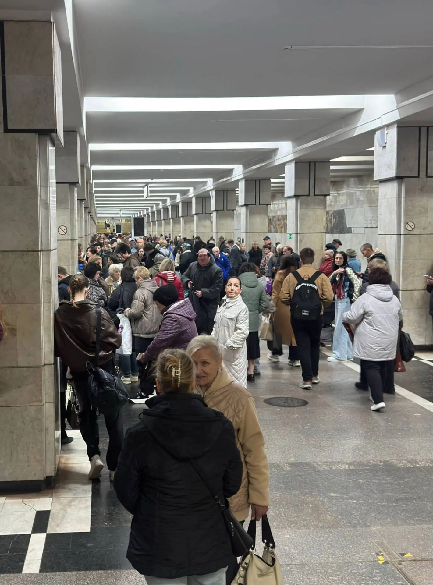 В Самаре утром во время ракетной опасности в метро собралось большое количество людей. ...