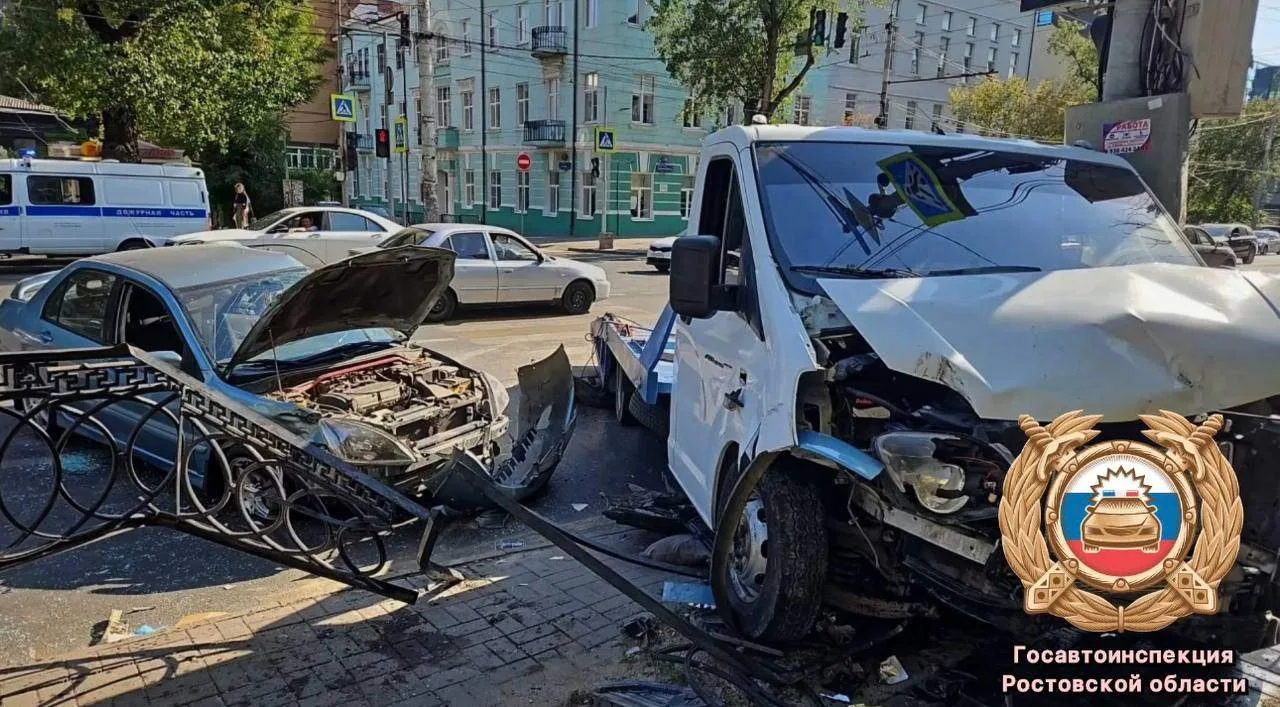🚨 Пешеход погиб после ДТП с «Газелью» и Mitsubishi в центре Ростова