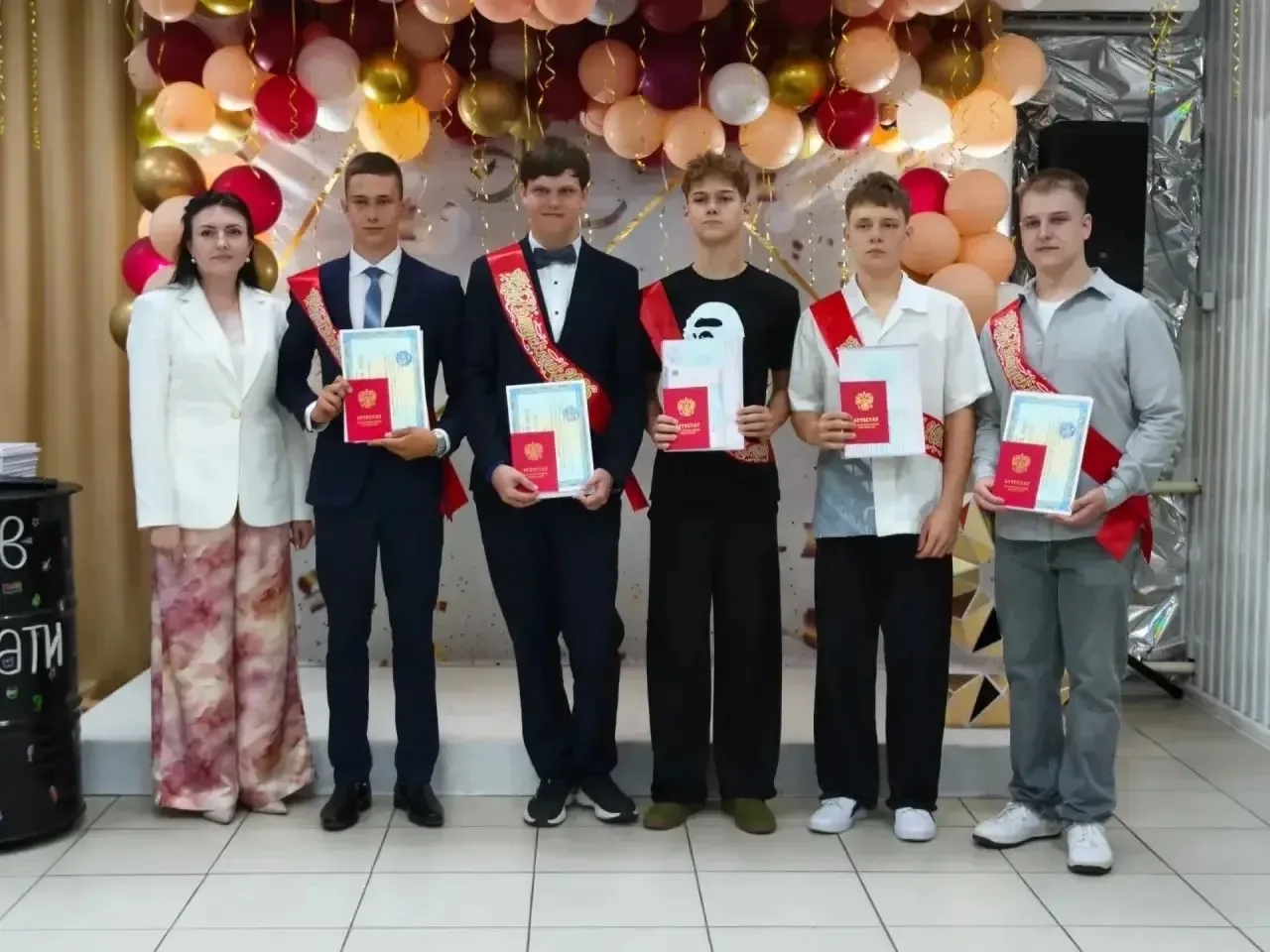Дорогие выпускники 9 «Б» класса!🧑‍🎓👩‍🎓
От всей души поздравляю вас с окончанием 9‑го класса! 🔔�