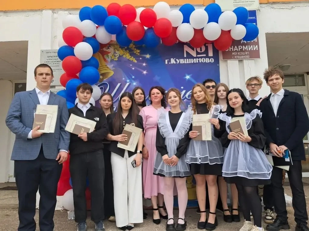 🎓 Красивые, счастливые и с первой профессией!

На торжественной линейке, посвящённой последнему зво