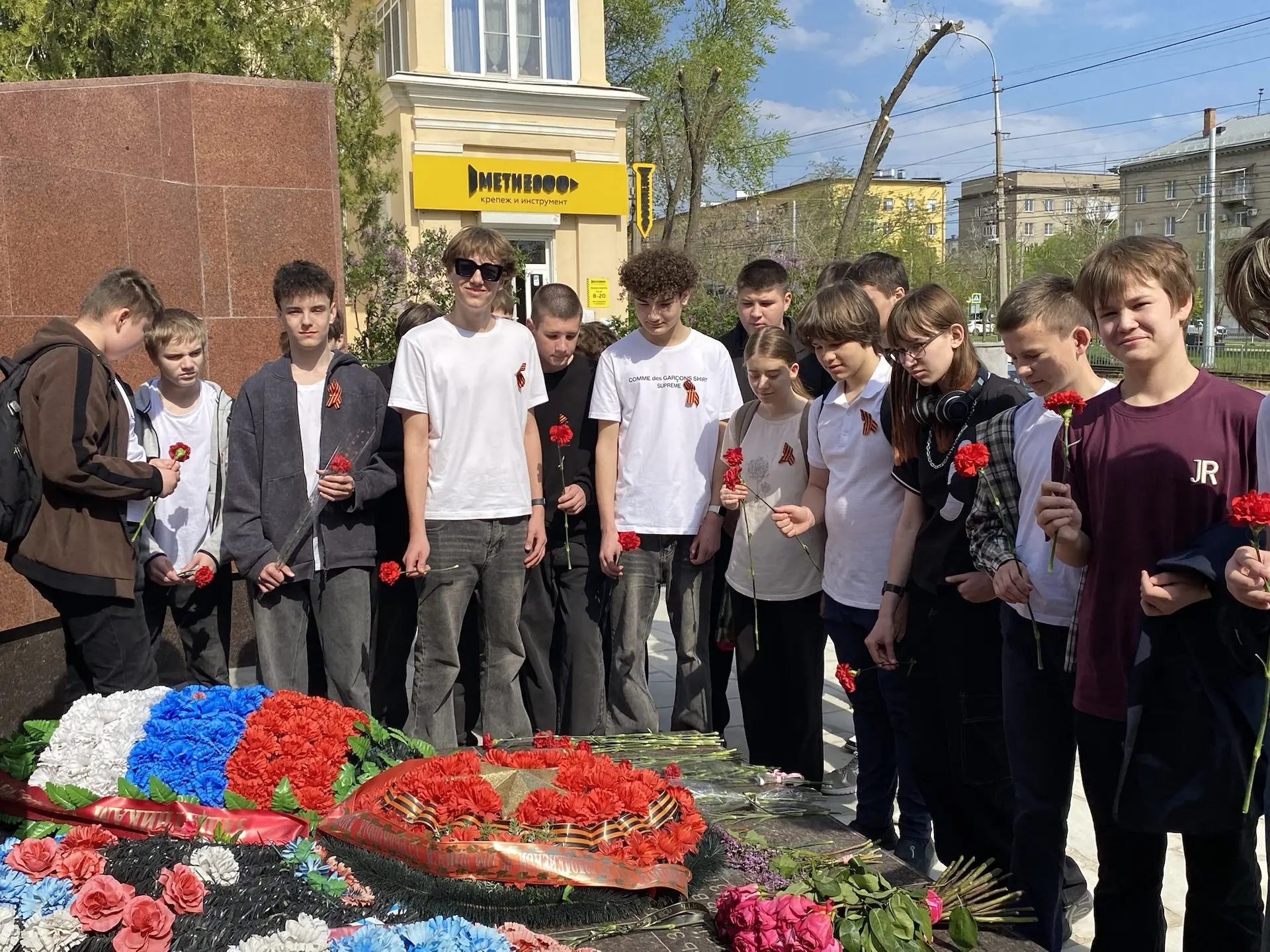 Сегодня учащиеся 8б и 8в классов приняли участие в патриотической акции по возложению цветов🥀  Ребят
