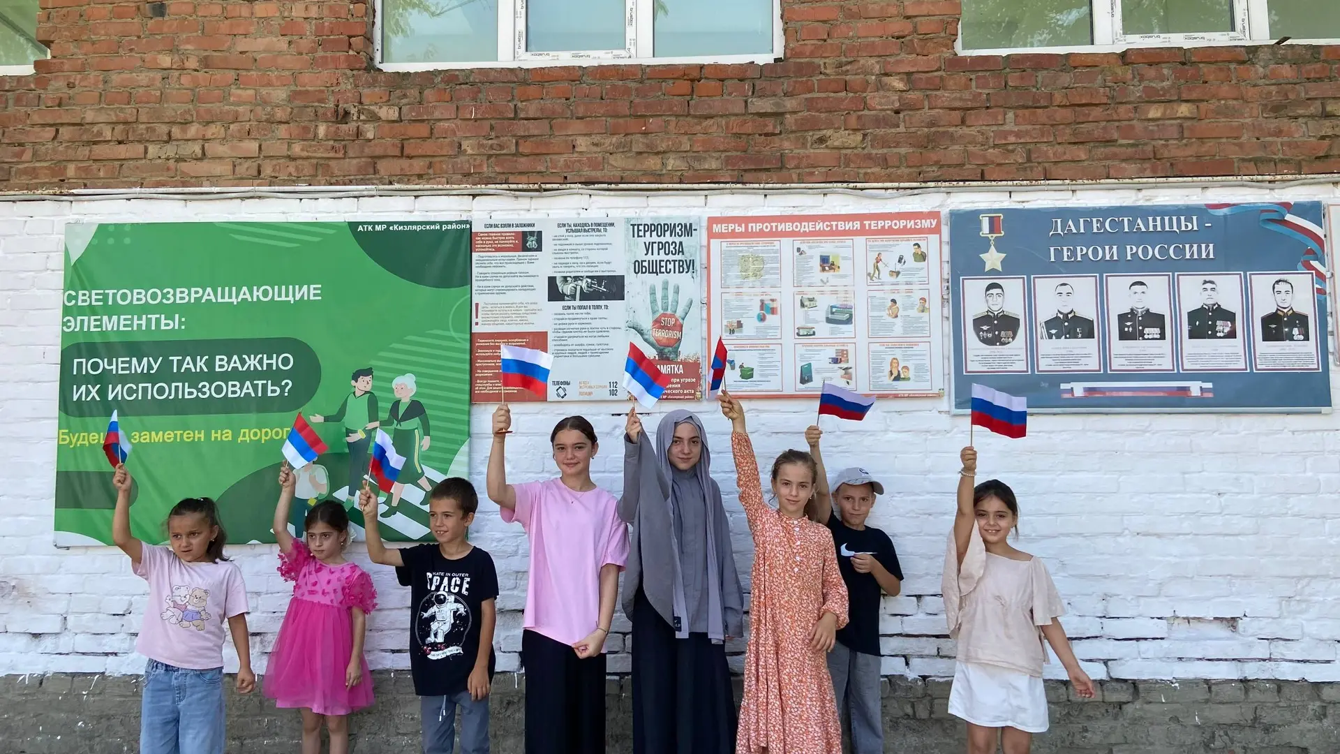 Сегодня в нашей школе было по-настоящему ярко! Мы провели  флешмоб в честь Дня Государс...
