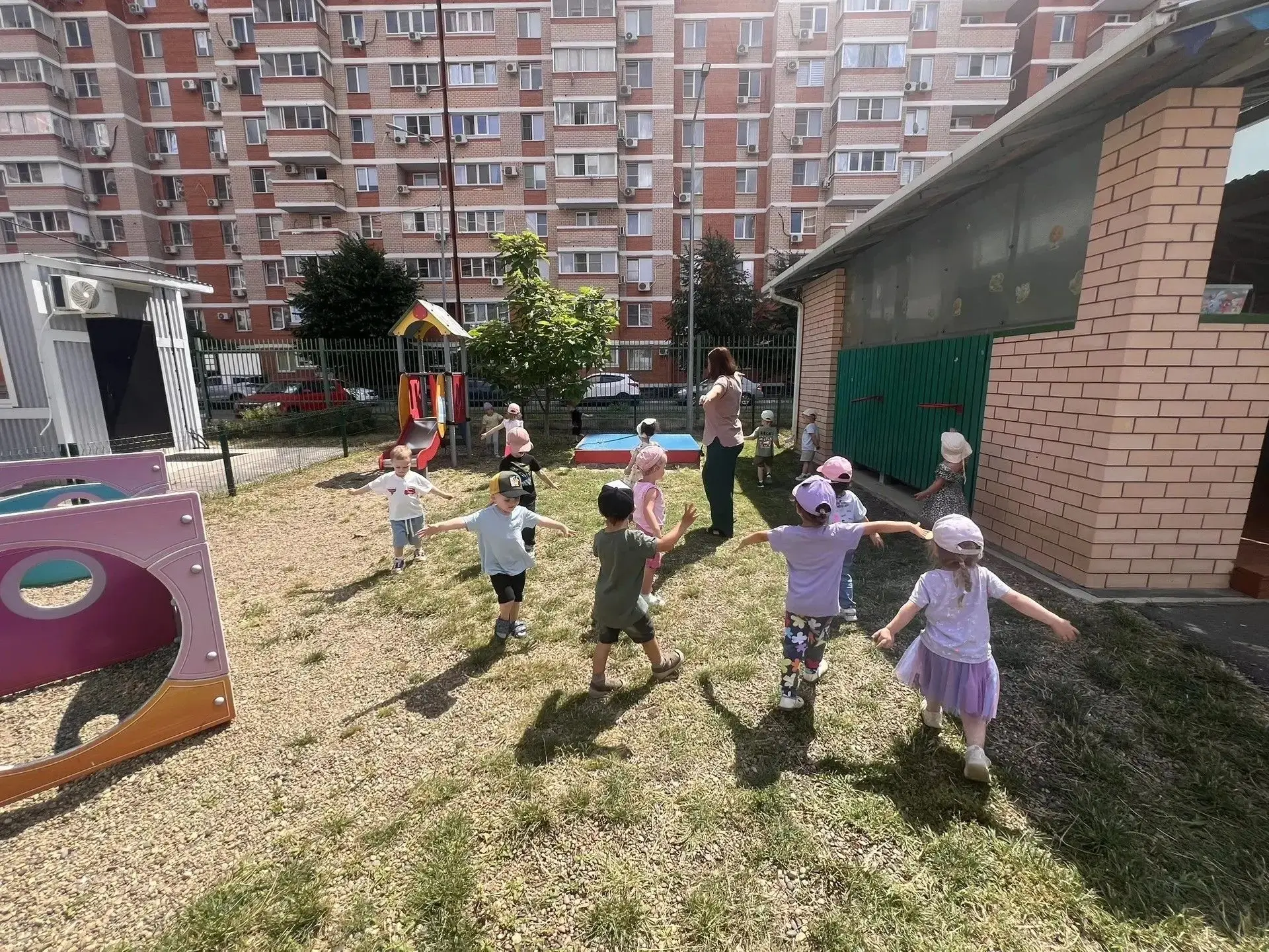 Весёлая неделя «Мы играем во дворе» в группе «Горошинки»! Эта неделя была наполнена смехом, движение