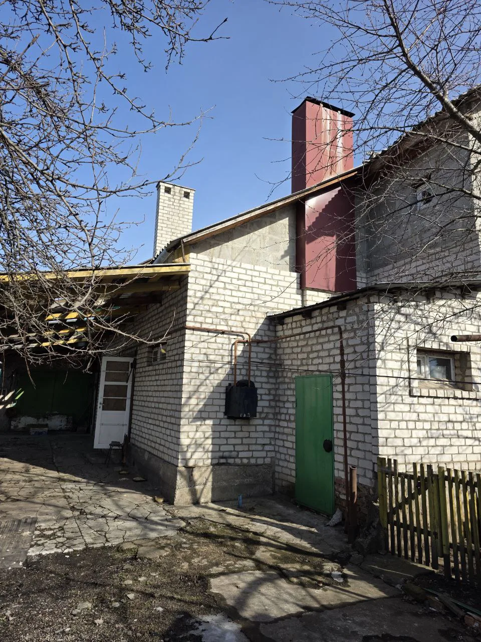 Продам дом, район «За рулём», под ремонт. Дом 70 м² + мансарда. 7 соток. На участке: дом, флигель с 