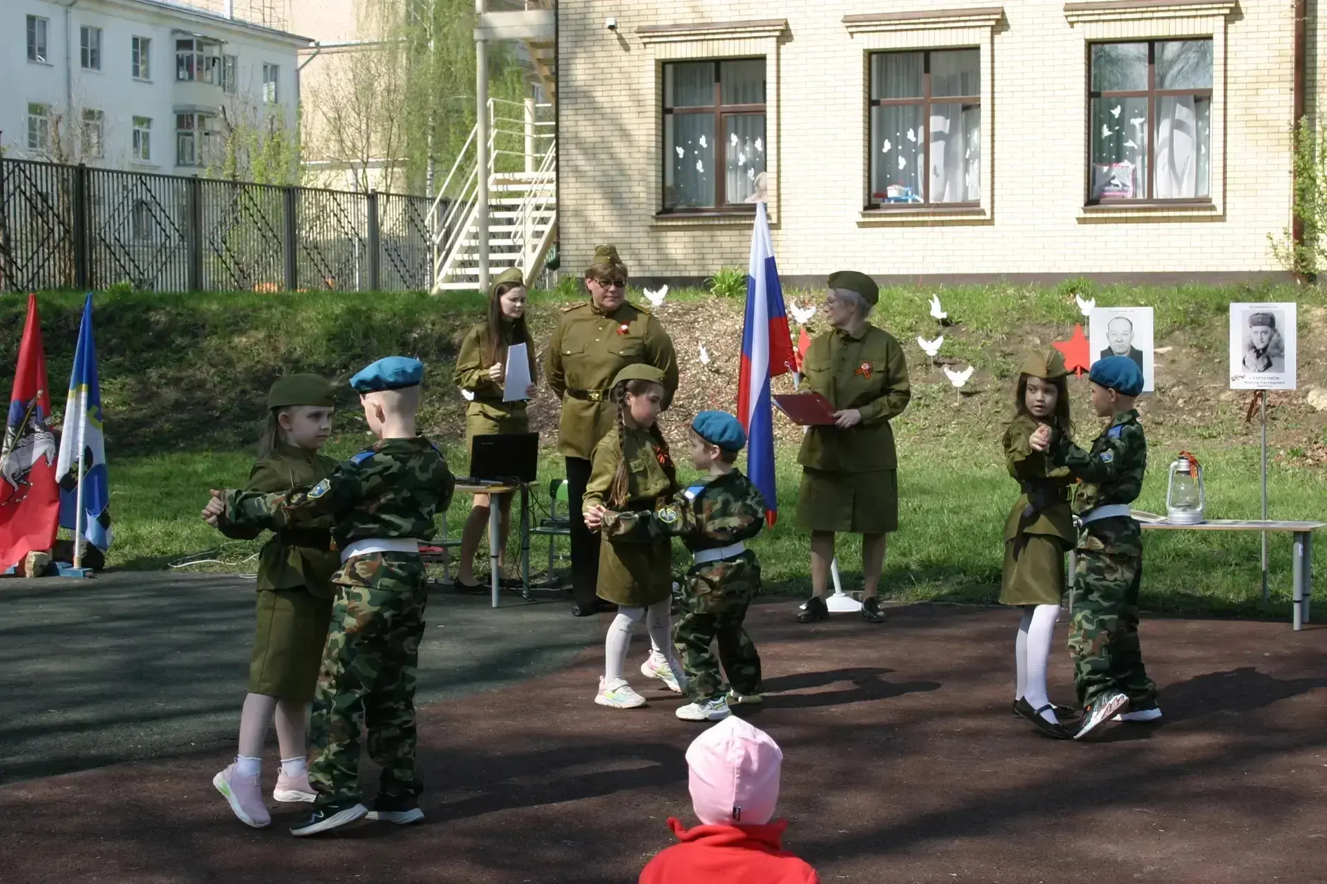 В дошкольном отделении 2 МБОУ СОШ №1 прошел праздничный парад и концерт, посвящённый 81-й годовщине 