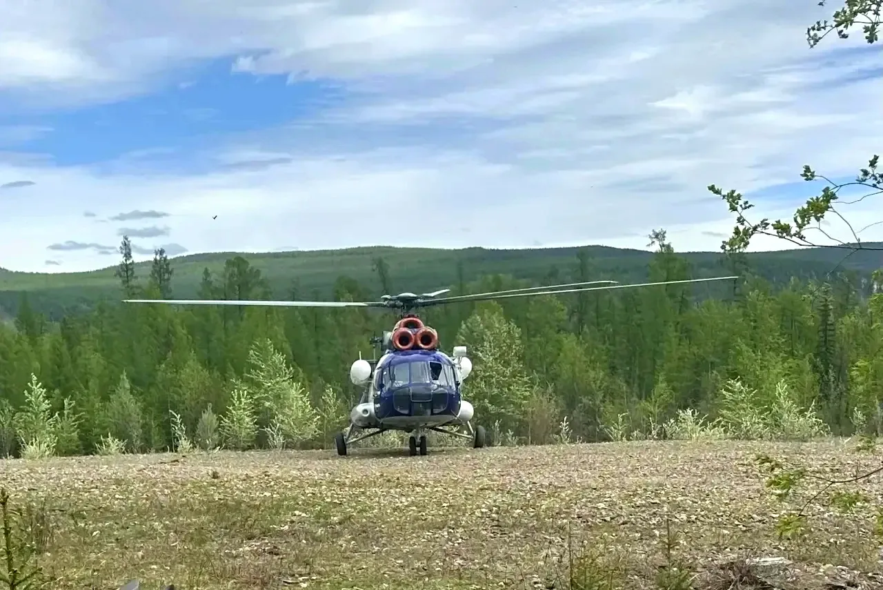 ✅ Сегодня на вертолёте из Нелькана в Аим доставлены школьники на летние каникулы в родн...
