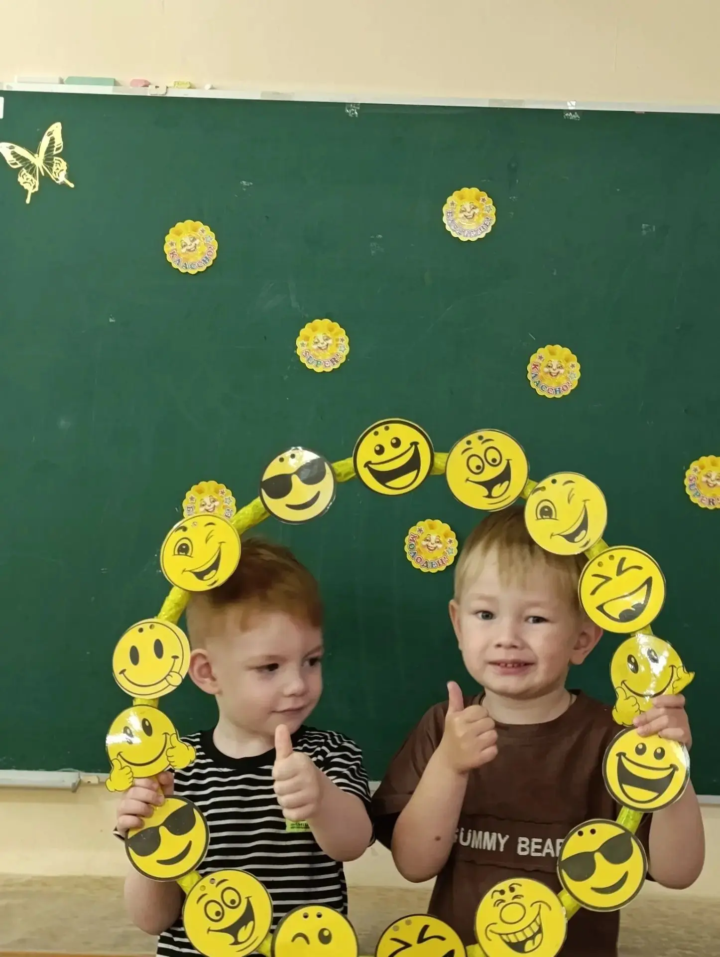 День улыбок в нашем детском саду! 😊


С самого утра ребят встречали веселые смайлики — они были пов