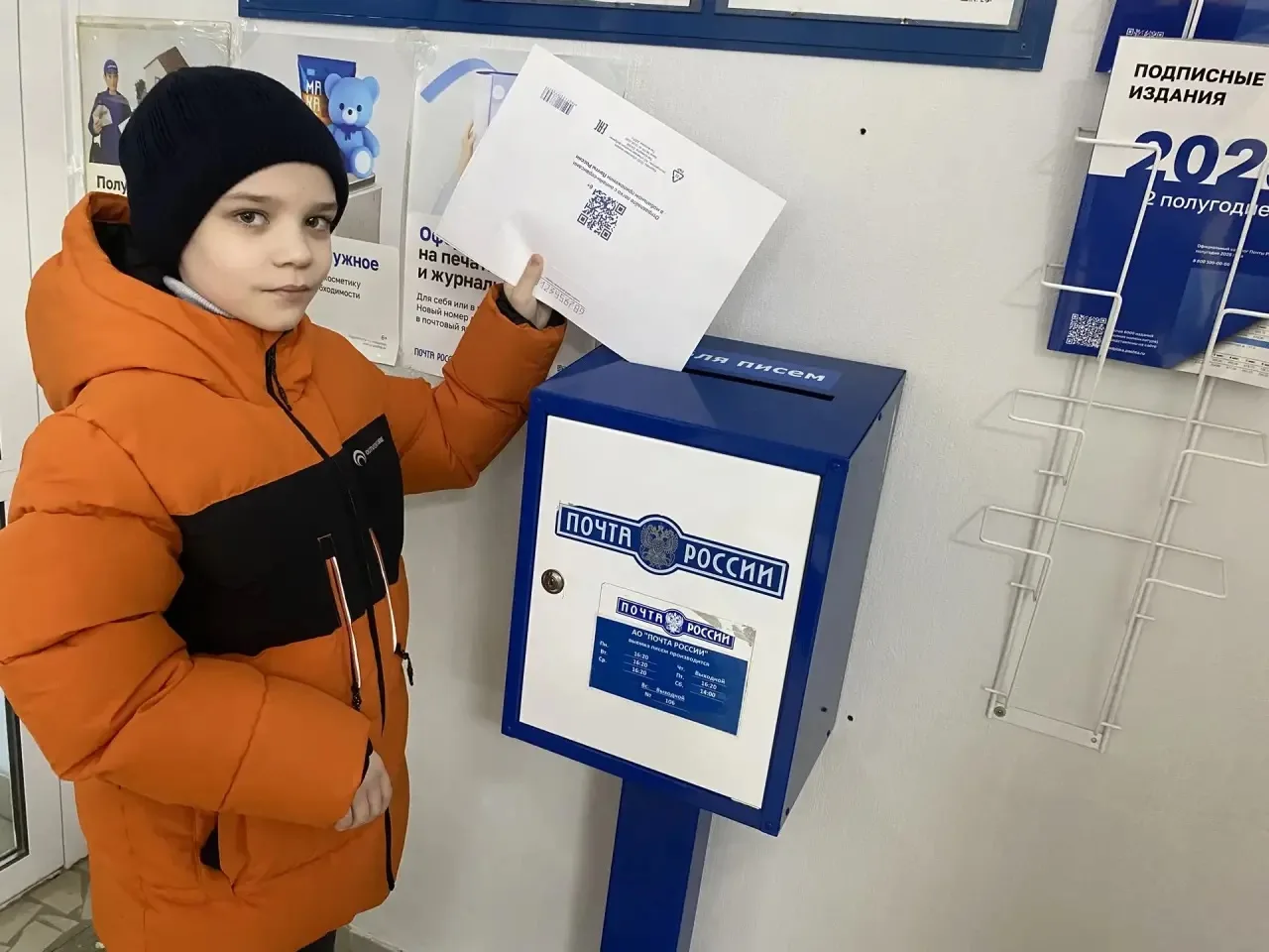 Учащиеся 5"Б" класса под руководством советника директора по воспитанию Лолы Минаваровны Сафиной при