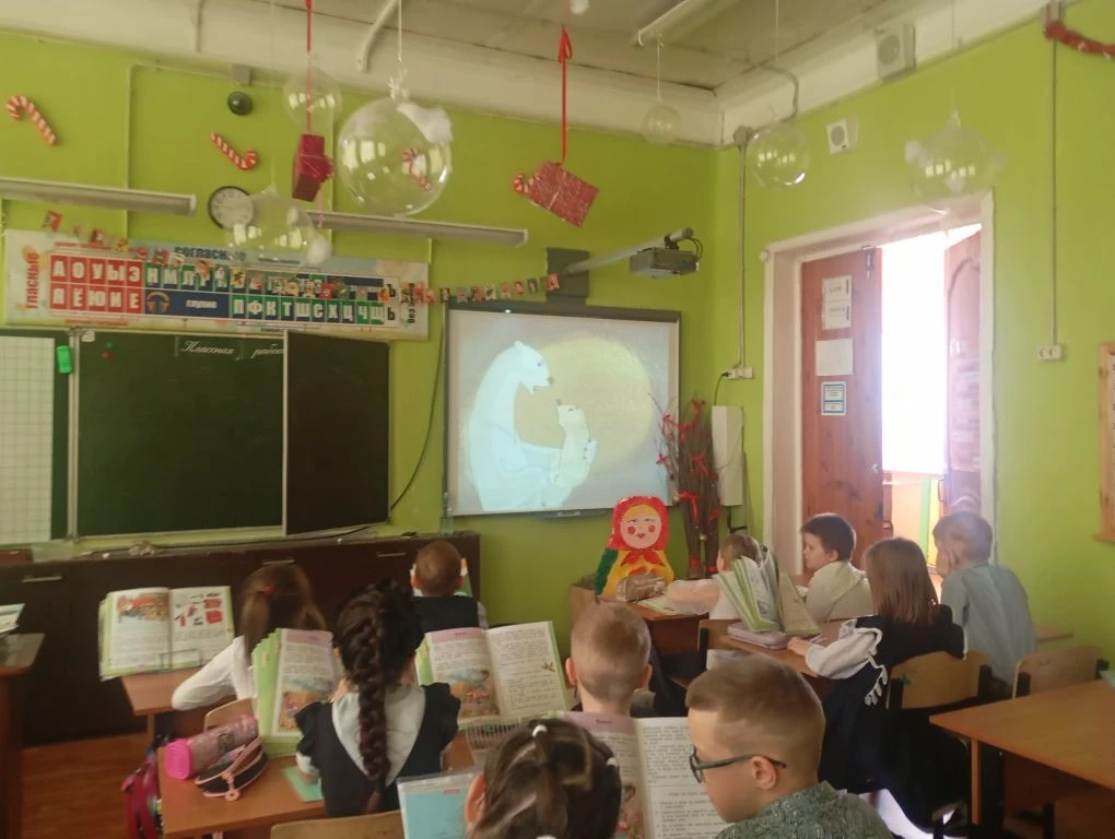 В пятницу ученики 4 «В» и 2 «В» классов под руководством советника директора по воспитательной работ