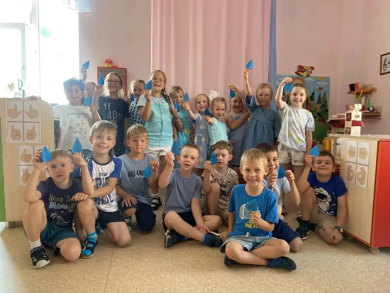 💙 Синий четверг в подготовительной группе «Смешарики» 💙
В группе «Смешарики» прошёл весёлый «Синий