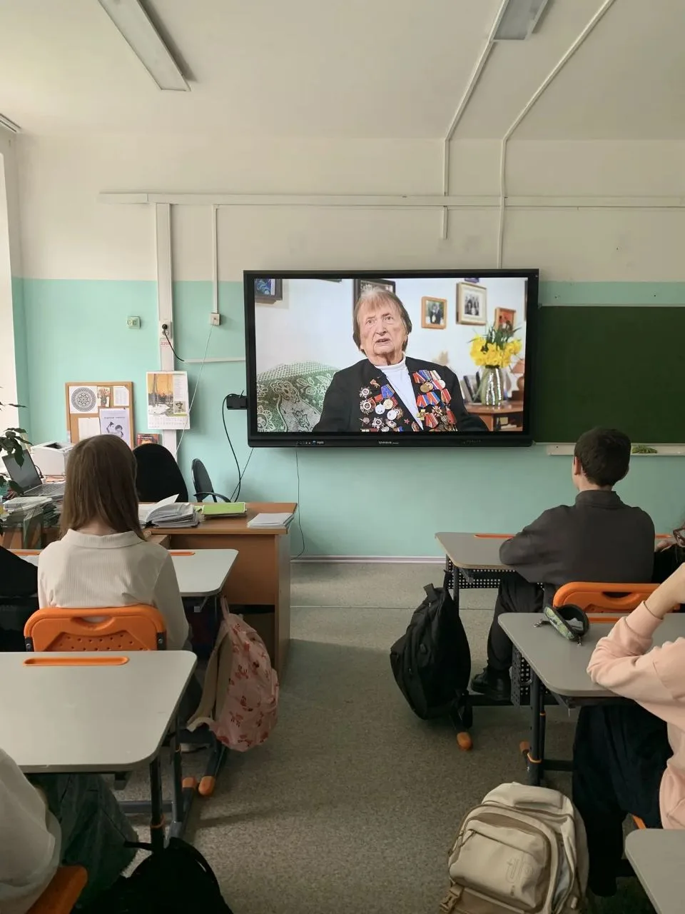 🇷🇺 В понедельник наша школа по традиции начала неделю с торжественного поднятия флага и исполнения г