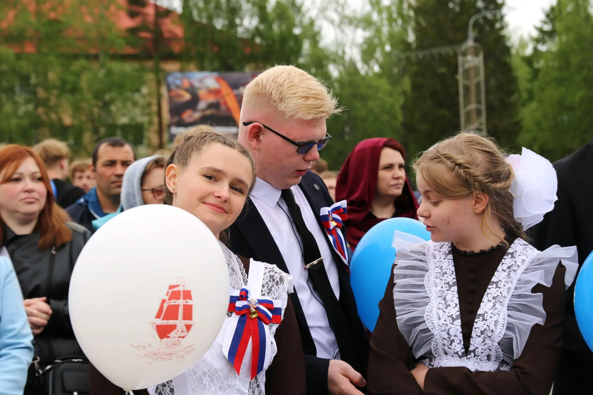 Последний звонок прозвенел сегодня для 177 одиннадцатиклассников школ Мирного. Общегородской праздни