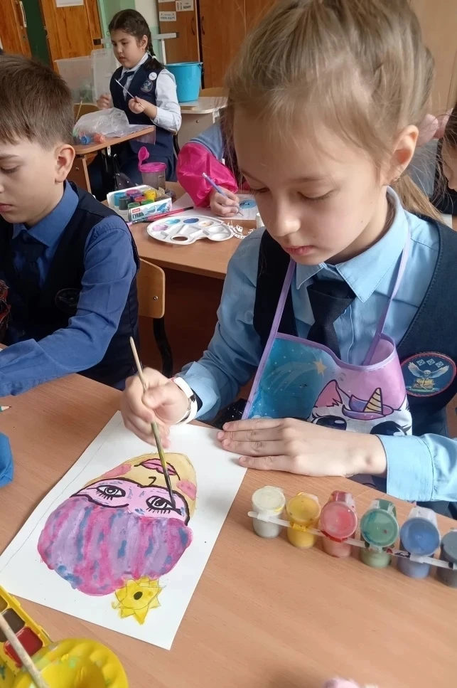 🎭 Всемирный день театра в нашем лицее продолжается!  За кулисами кипит волшебство — наши ученики сам