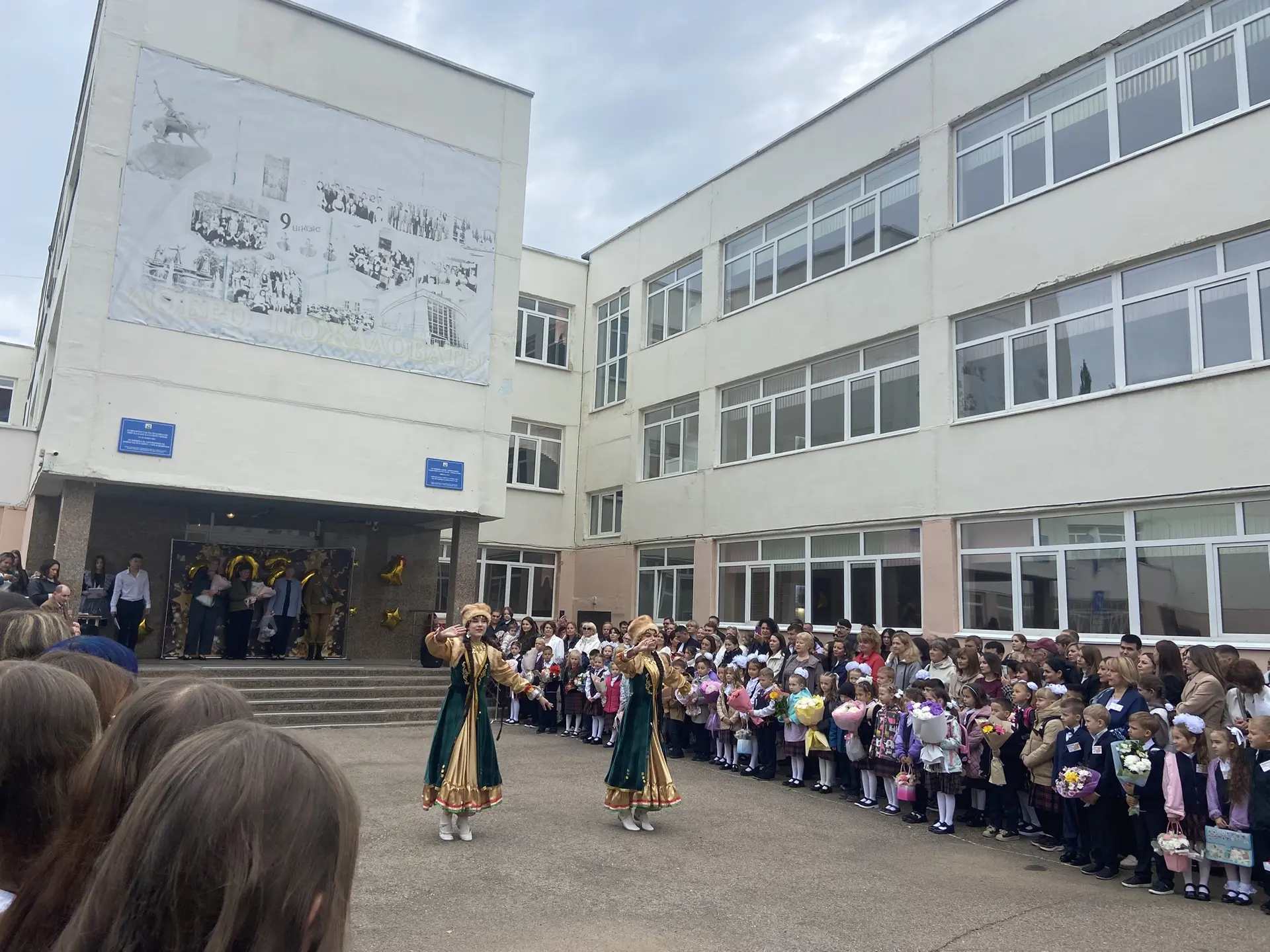 Сегодня,1 сентября,на торжественных праздничных линейках выступили солистки ОАНТ «Бисер...