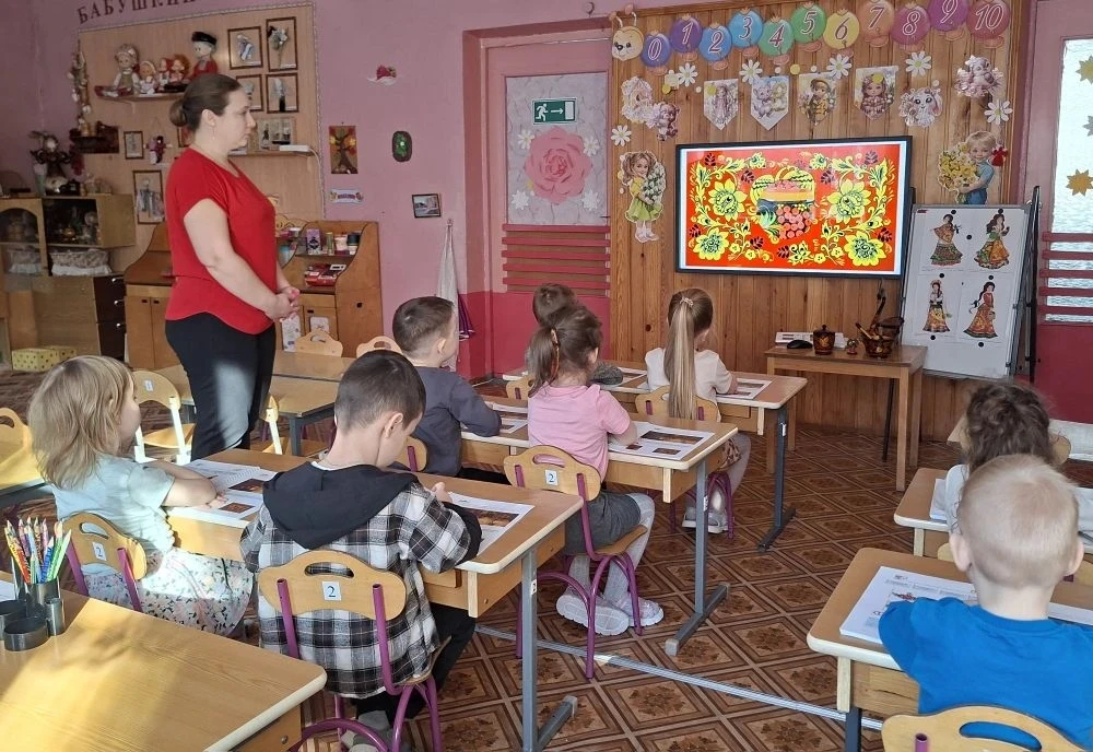 Дошкольное отделение: детский сад " Осинка", согласно программе "Родники добра", в старшей группе "М