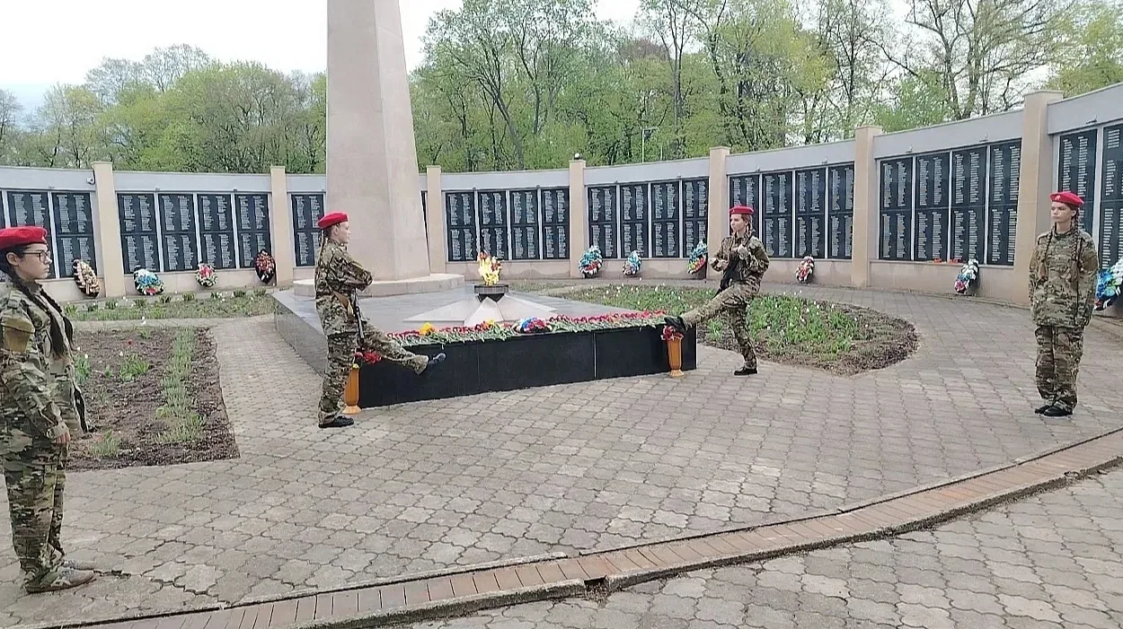 🕯6 мая участники отряда «Лицей №7» приняли участие в почётном карауле на братской могиле советских в