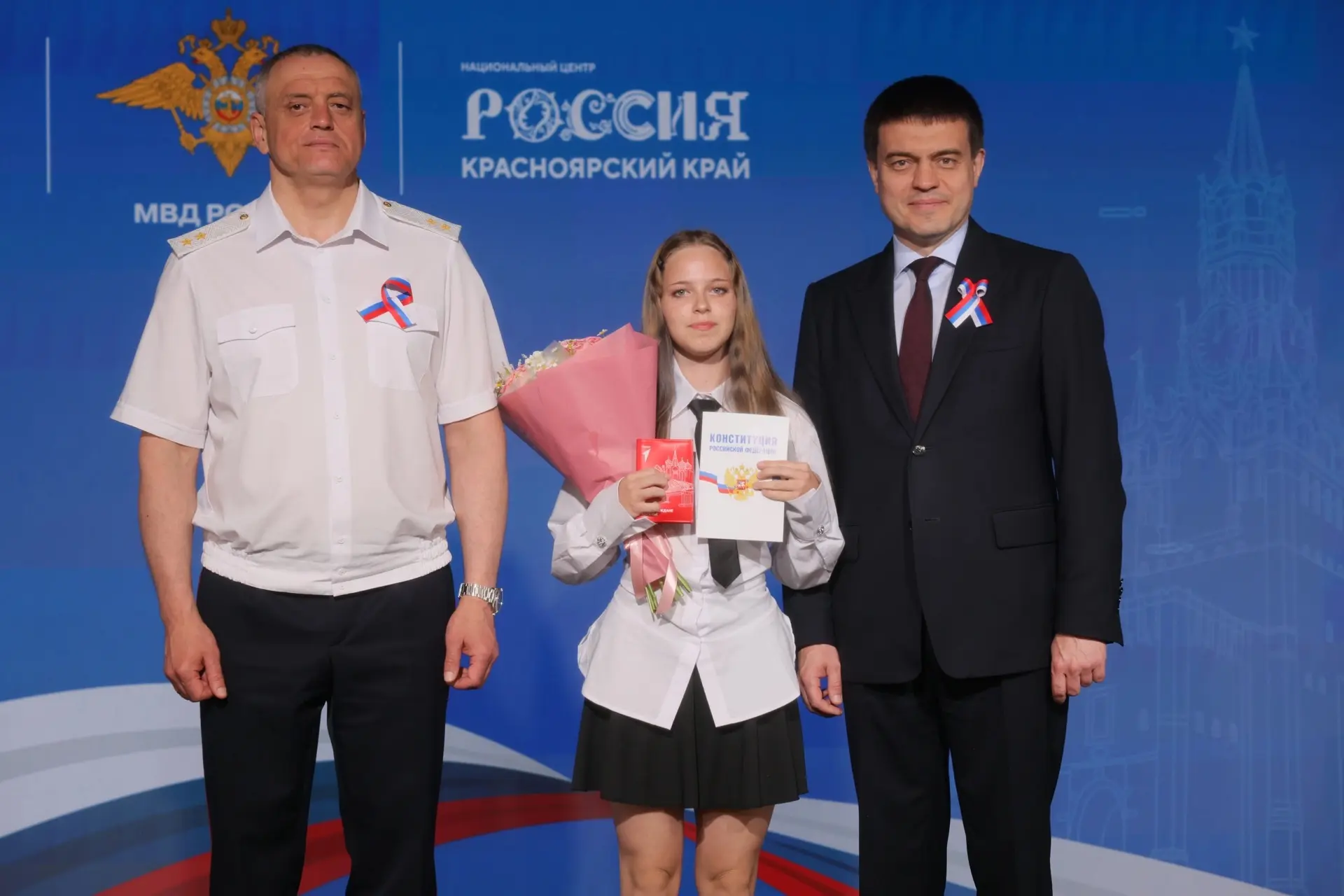 Паспорт из рук Губернатора 💫

12 июня, в День России, ученица нашей школы — Обухова Валерия — получ