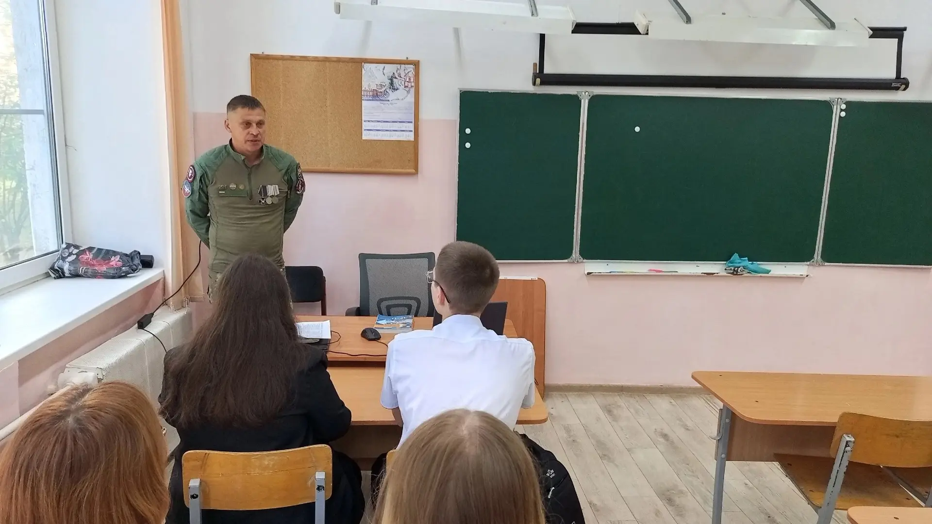 Для 10 и 11 классов прошли открытые уроки с ветераном СВО Морозовым А.А и учителем ОБЗР...