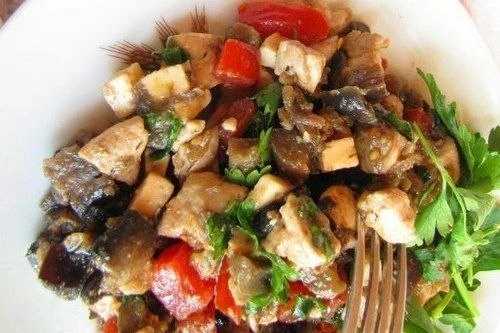 САЛАТ-ЗАКУСКА ИЗ КУРИЦЫ, БАКЛАЖАНОВ И ПОМИДОР