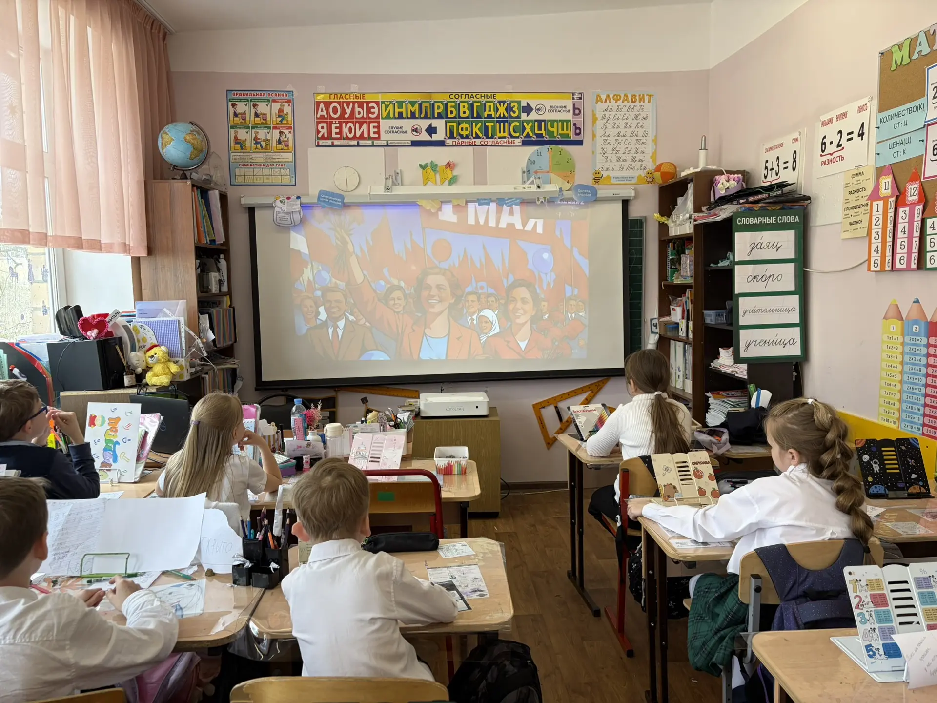 📢 В нашей школе кипит жизнь! 🇷🇺🐾  На этой неделе ученики 2 «В» класса погрузились в историю и своими