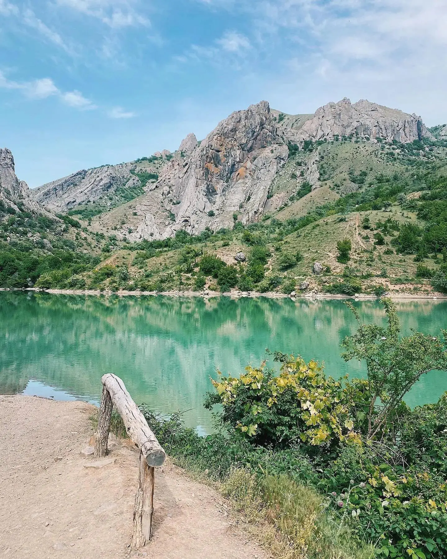 Изумрудное озеро  Панагия в Крыму  Называется озеро Панагия, также как и урочище, в котором располож