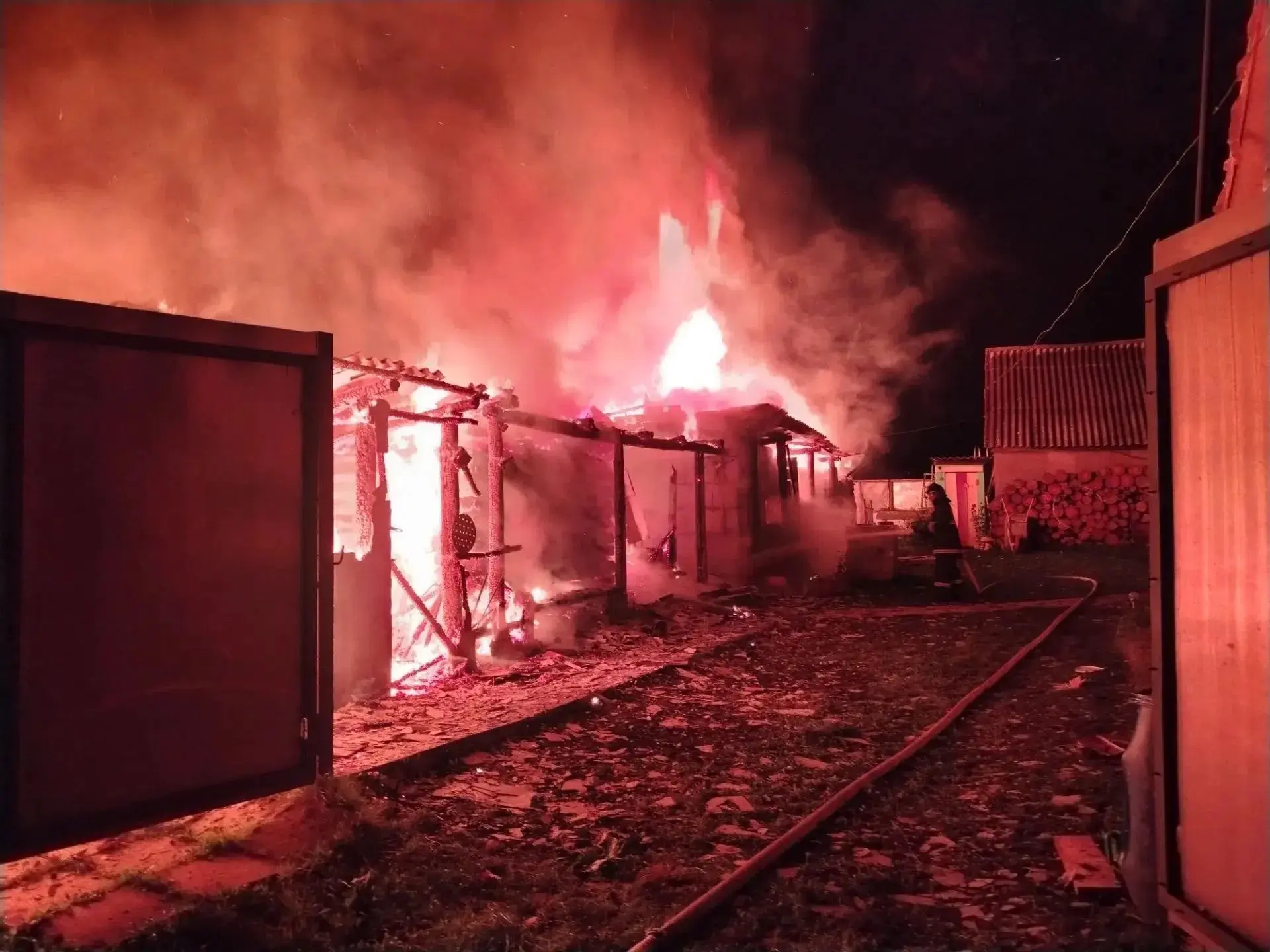 🔥 В Пензенской области пожар уничтожил хозяйственные постройки