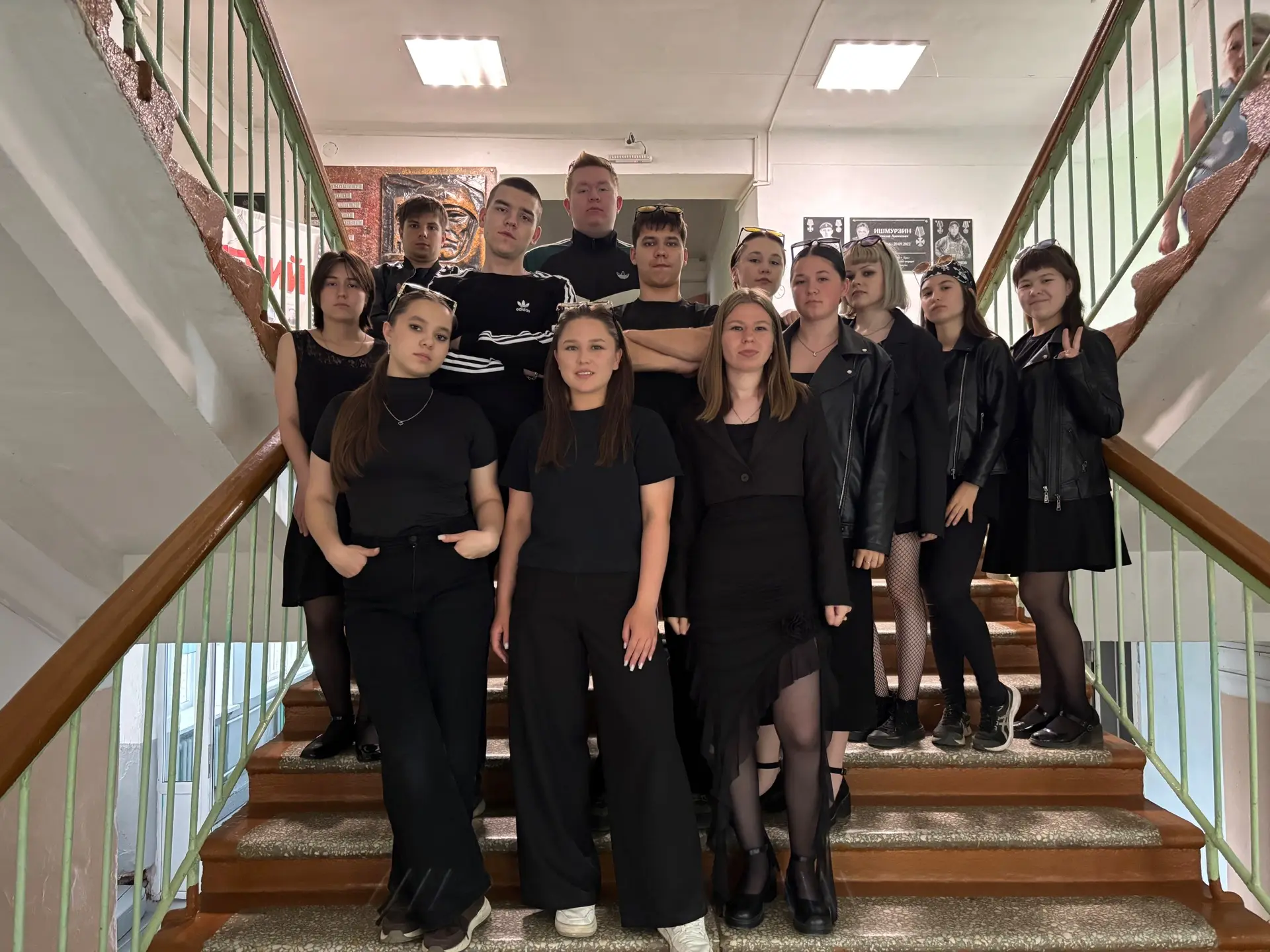 🕶️ «Люди в чёрном» в школе: 11 классы в роли секретных агентов!

Сегодня в нашей школе царила атмос