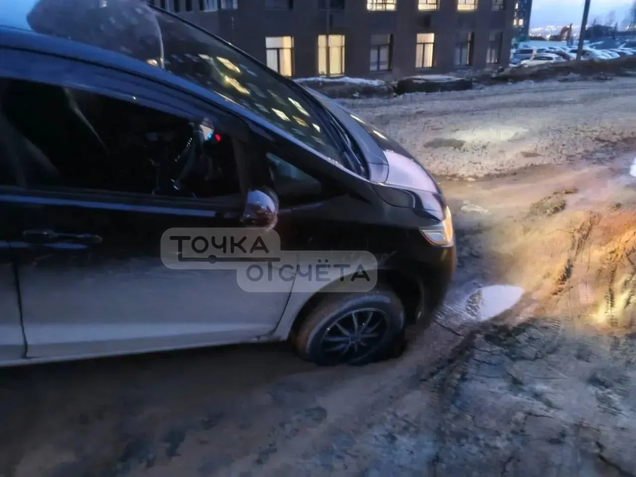 😨Колесо автомобиля провалилось в 50-сантиметровую яму в Южно-Сахалинске  Житель Южно-Сахалинска расс
